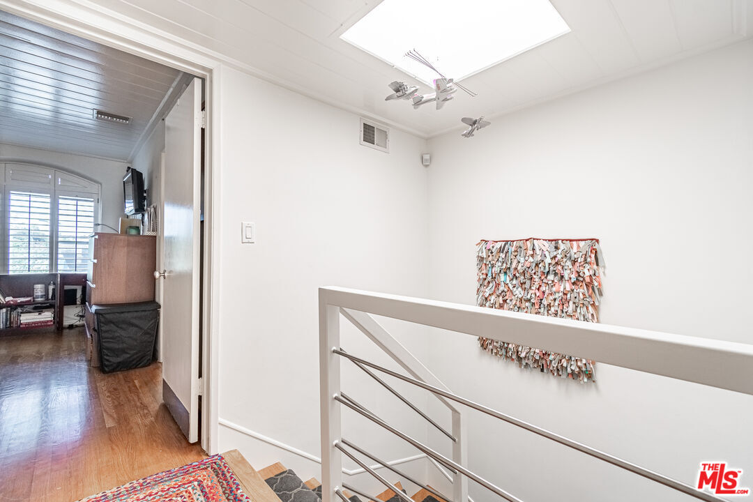 Los Angeles, California, 90004, United States, 2 Bedrooms Bedrooms, ,3 BathroomsBathrooms,Residential,For Sale,1940175