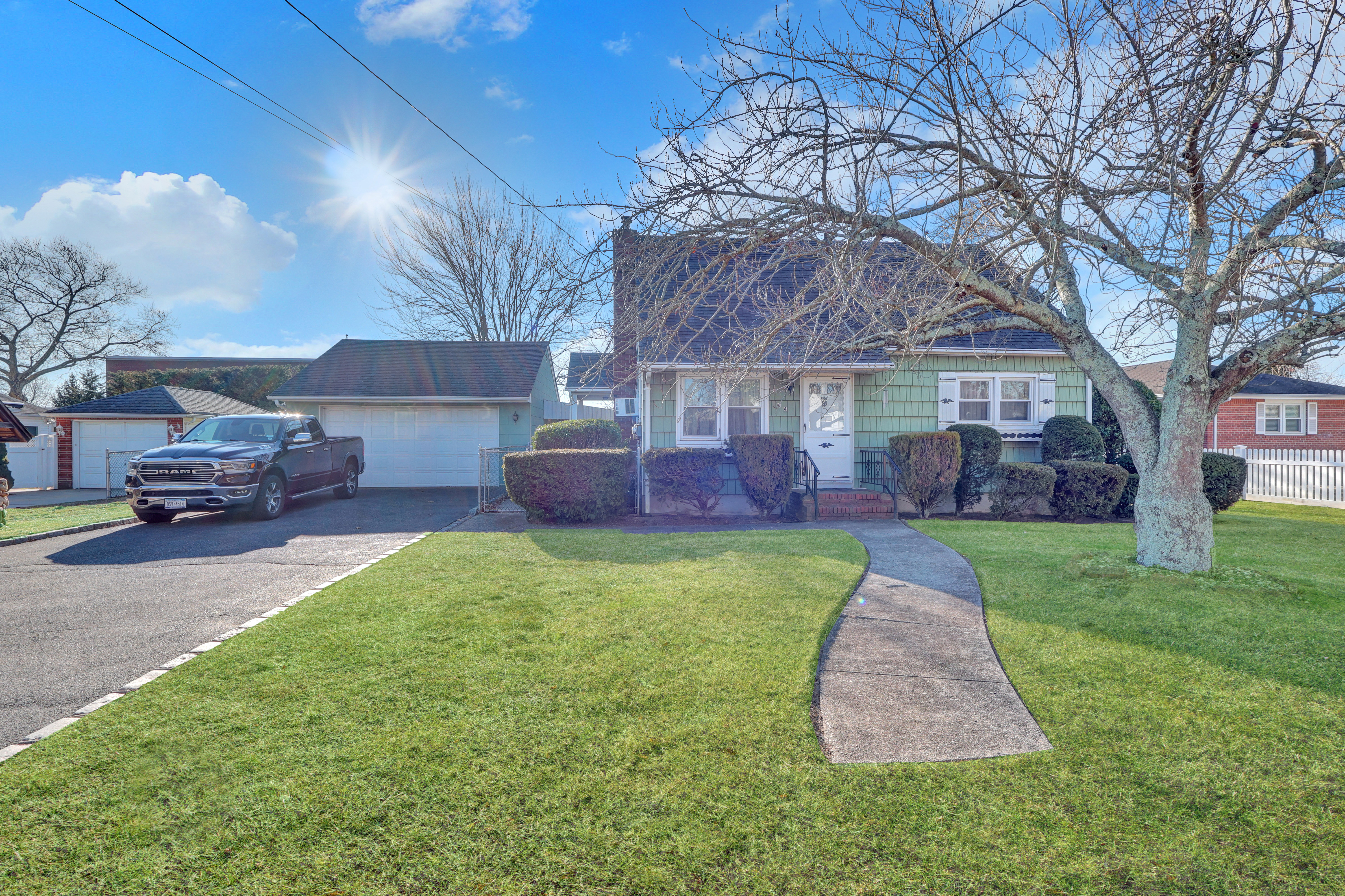 West Babylon, New York, 11704, United States, 4 Bedrooms Bedrooms, ,2 BathroomsBathrooms,Residential,For Sale,2010725