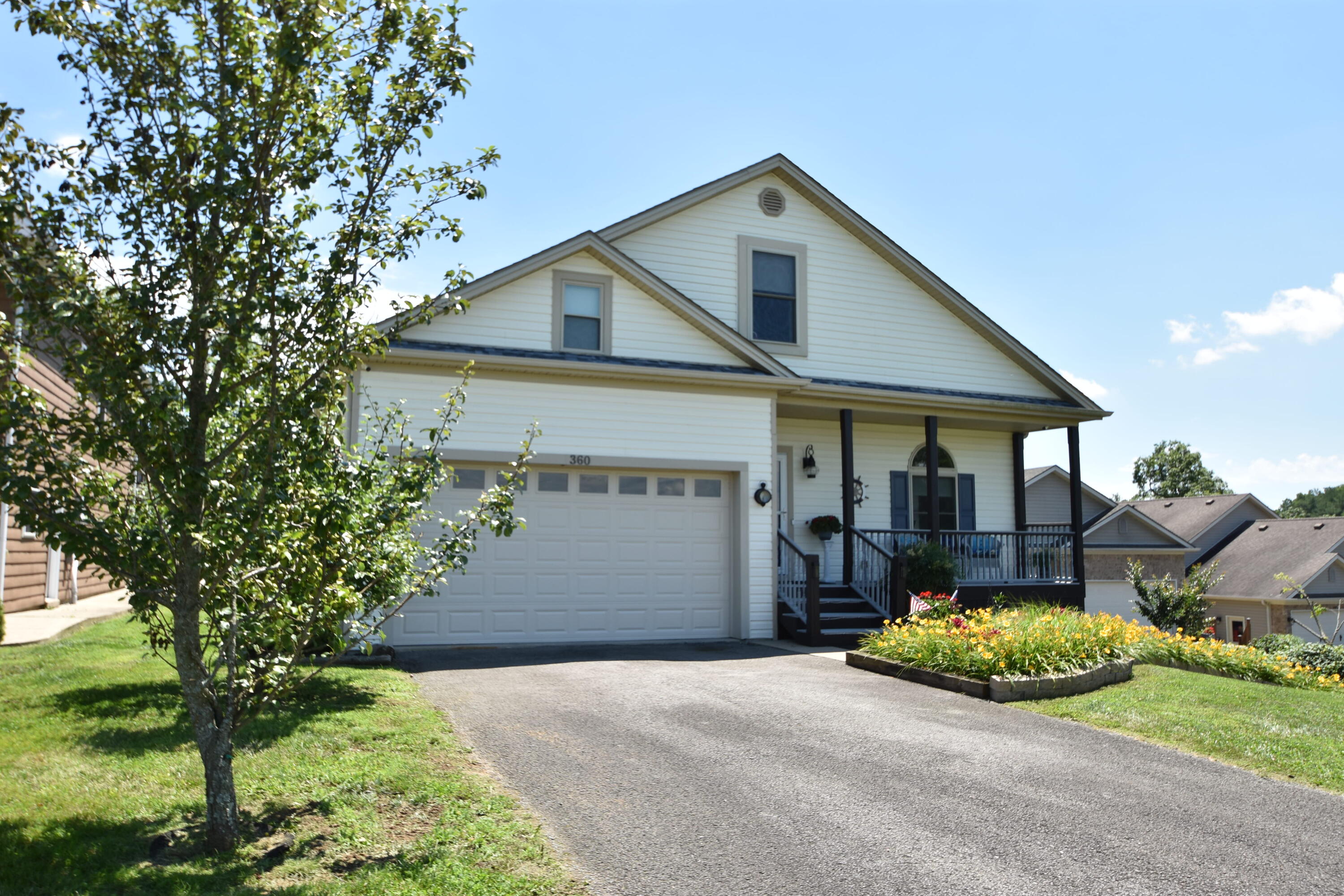Harrodsburg, Kentucky, 40330, United States, 5 Bedrooms Bedrooms, ,4 BathroomsBathrooms,Residential,For Sale,1826729