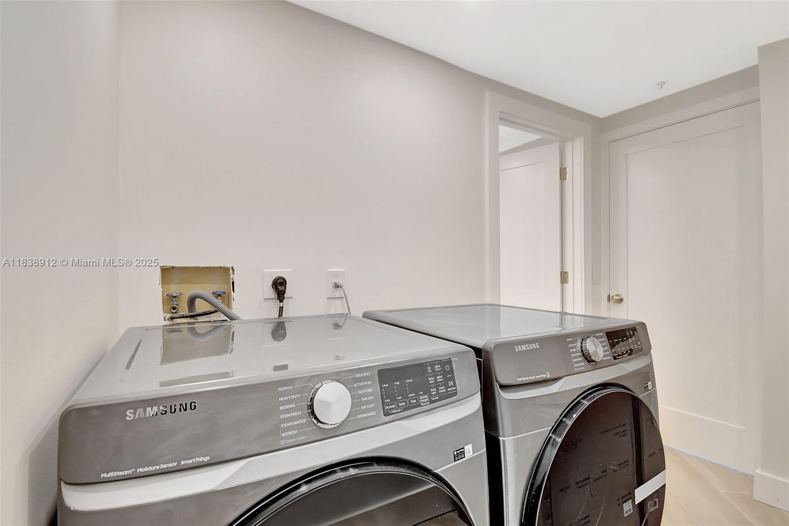 Aventura, Florida, 33180, United States, 2 Bedrooms Bedrooms, ,3 BathroomsBathrooms,Residential,For Sale,1910809