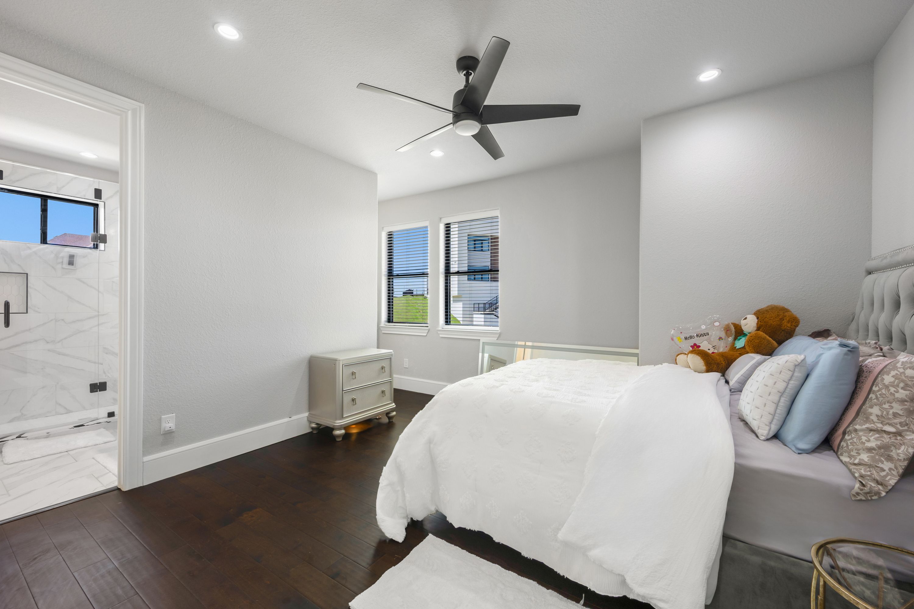  Modern Luxury with Two Private Primary Suites in Gated Waters Edge - 物件實景