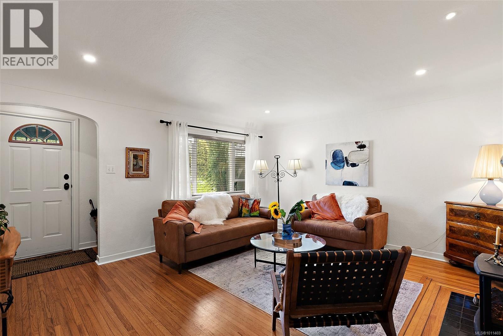 OAK BAY, British Columbia, V8R 5L1, CA, 3 Bedrooms Bedrooms, ,1 BathroomBathrooms,Residential,For Sale,1949750