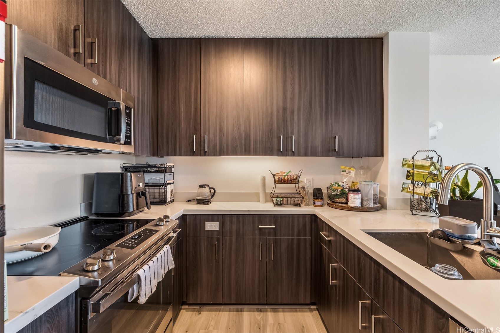 Honolulu, Hawaii, 96813, United States, 2 Bedrooms Bedrooms, ,2 BathroomsBathrooms,Residential,For Sale,1988310