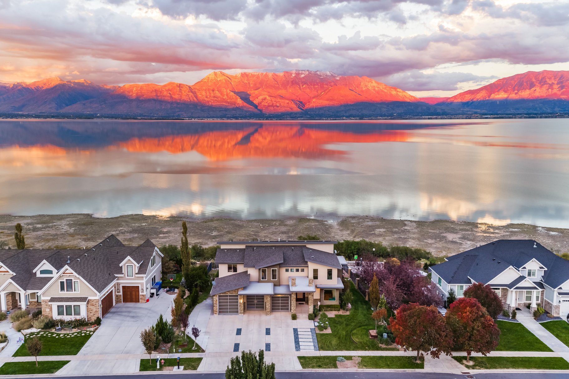  Modern Lakefront Retreat with Breathtaking Lake and Mountain Views - 物件實景