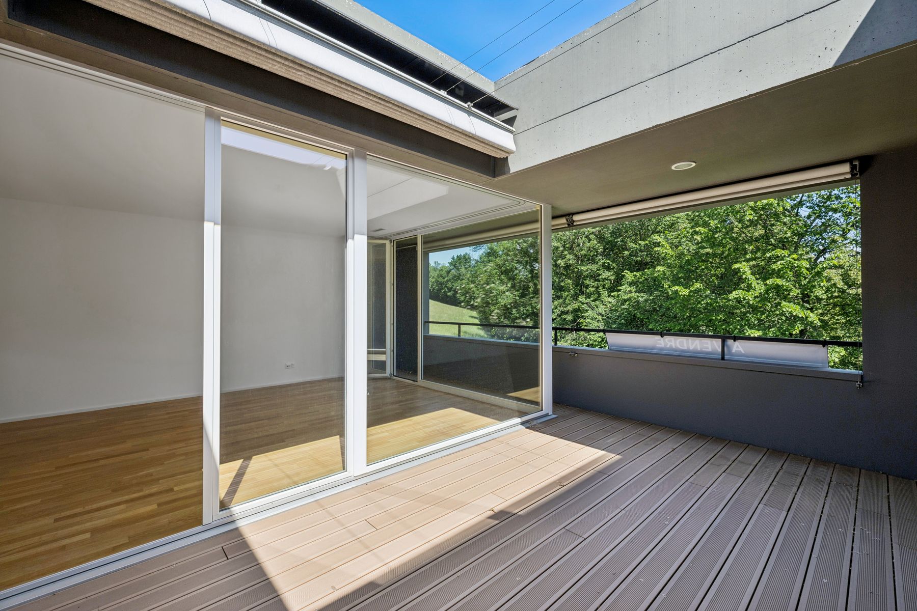  Contemporary half-level triplex with loggia, independent studio and two parking - 物件實景
