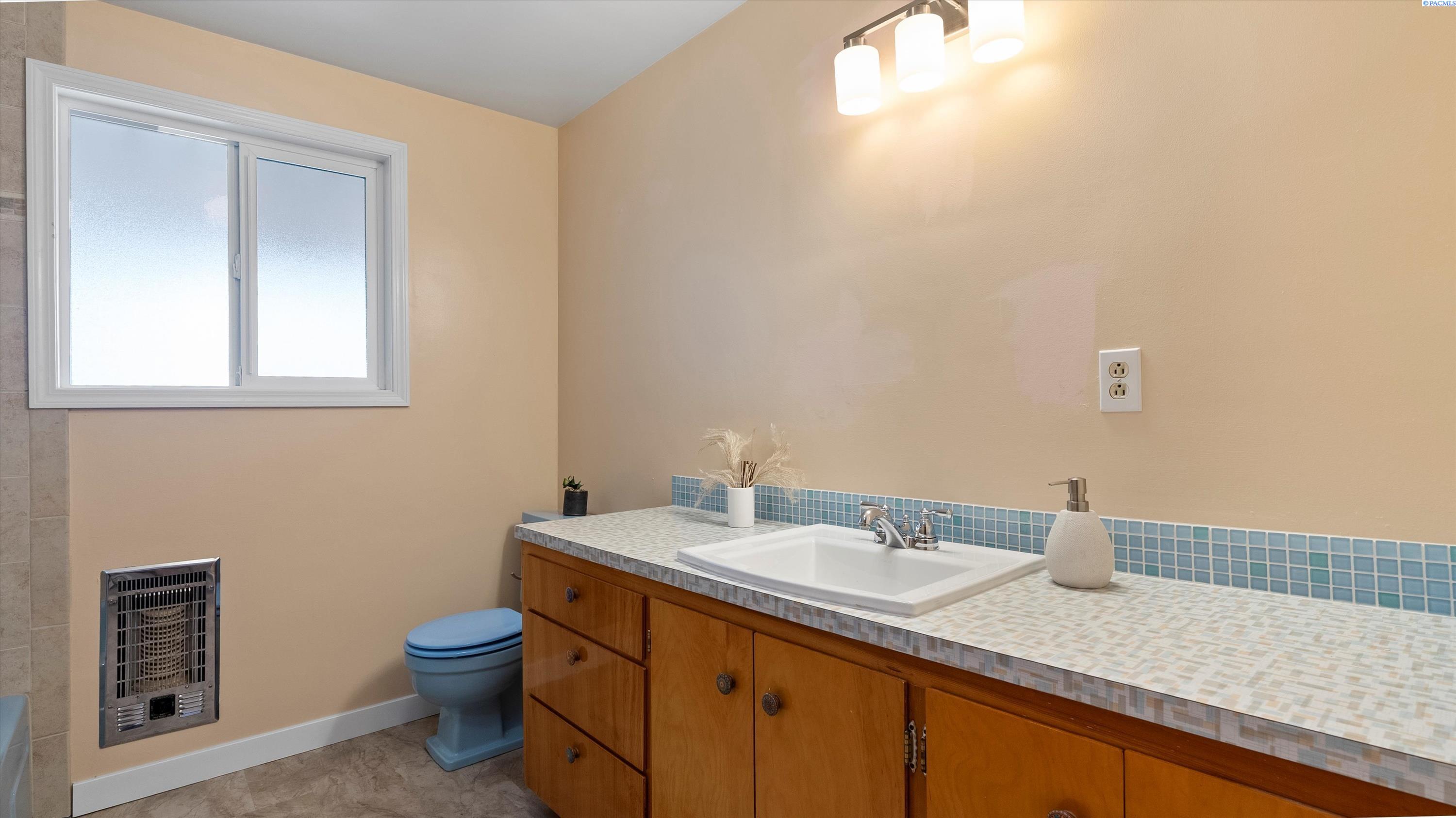 Kennewick, Washington, 99337, United States, 4 Bedrooms Bedrooms, ,2 BathroomsBathrooms,Residential,For Sale,1939902