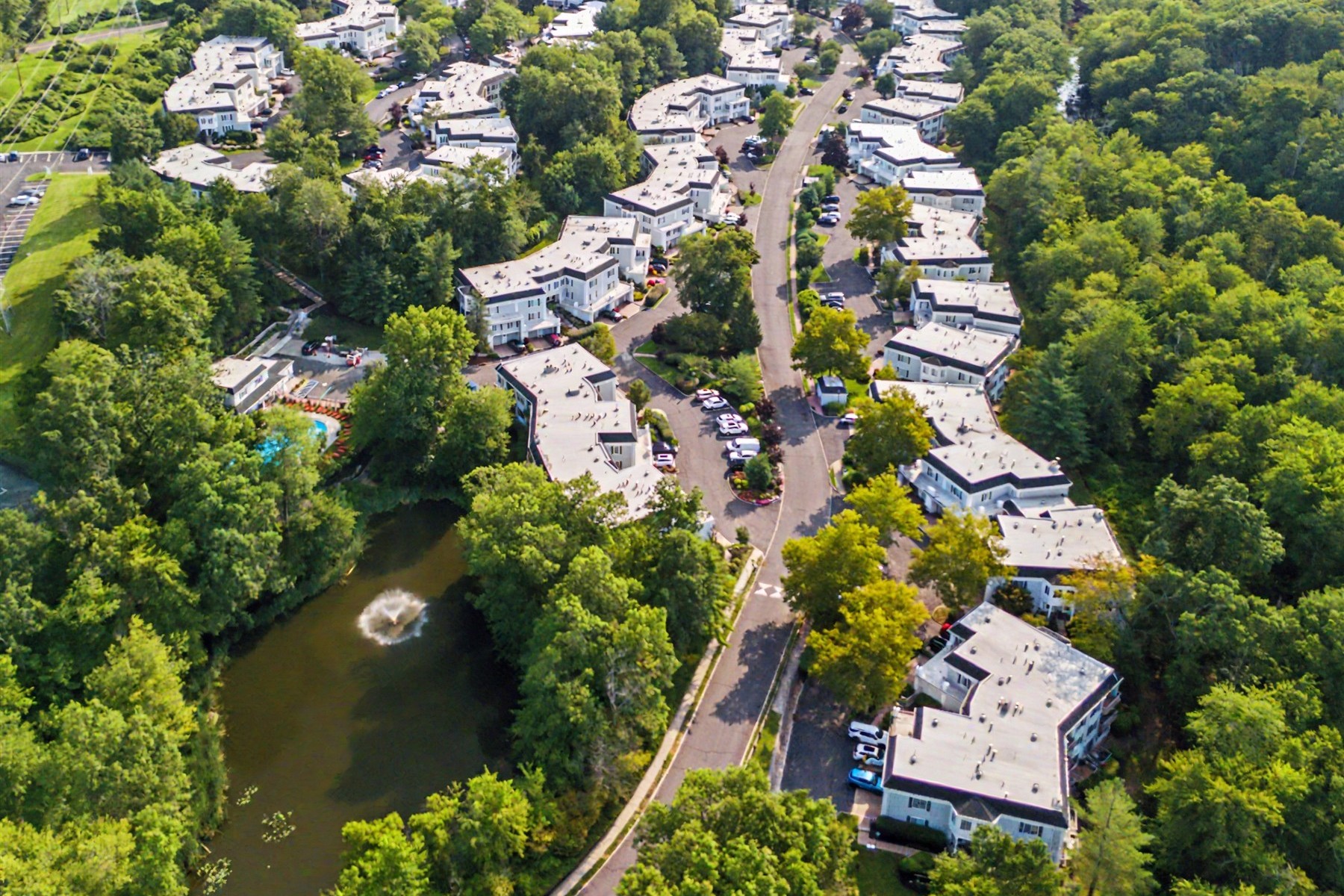  ?Sutton Woods? Beautifully Updated End Unit Townhome - 物件實景