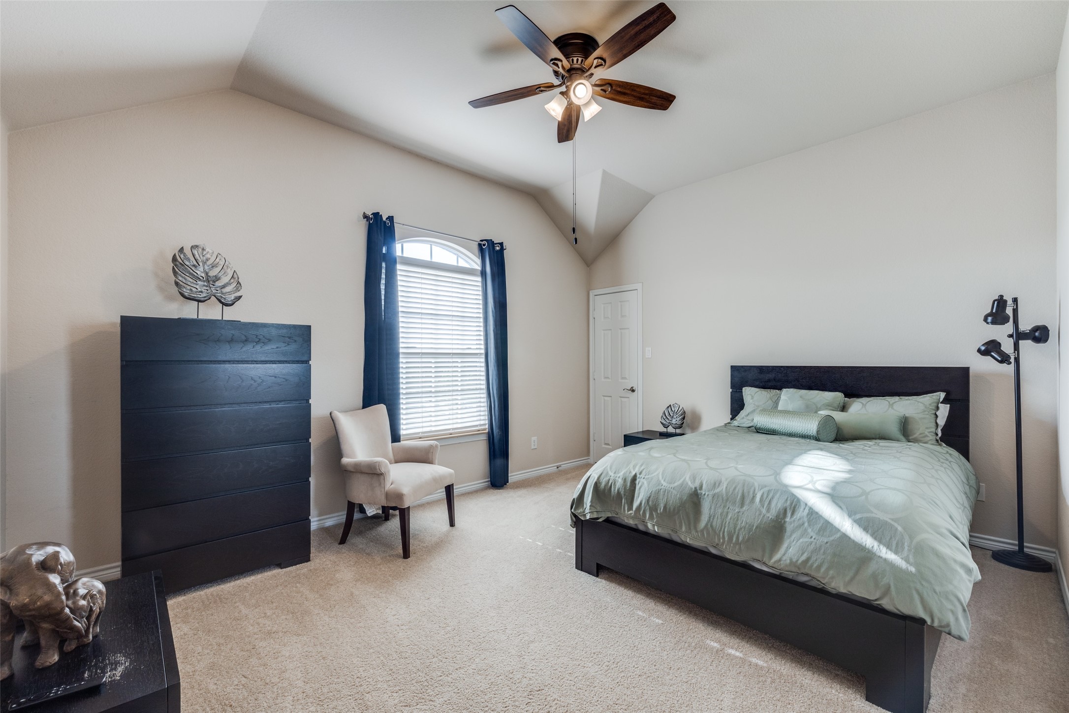 Kennedale, Texas, 76060, United States, 5 Bedrooms Bedrooms, ,4 BathroomsBathrooms,Residential,For Sale,1926987