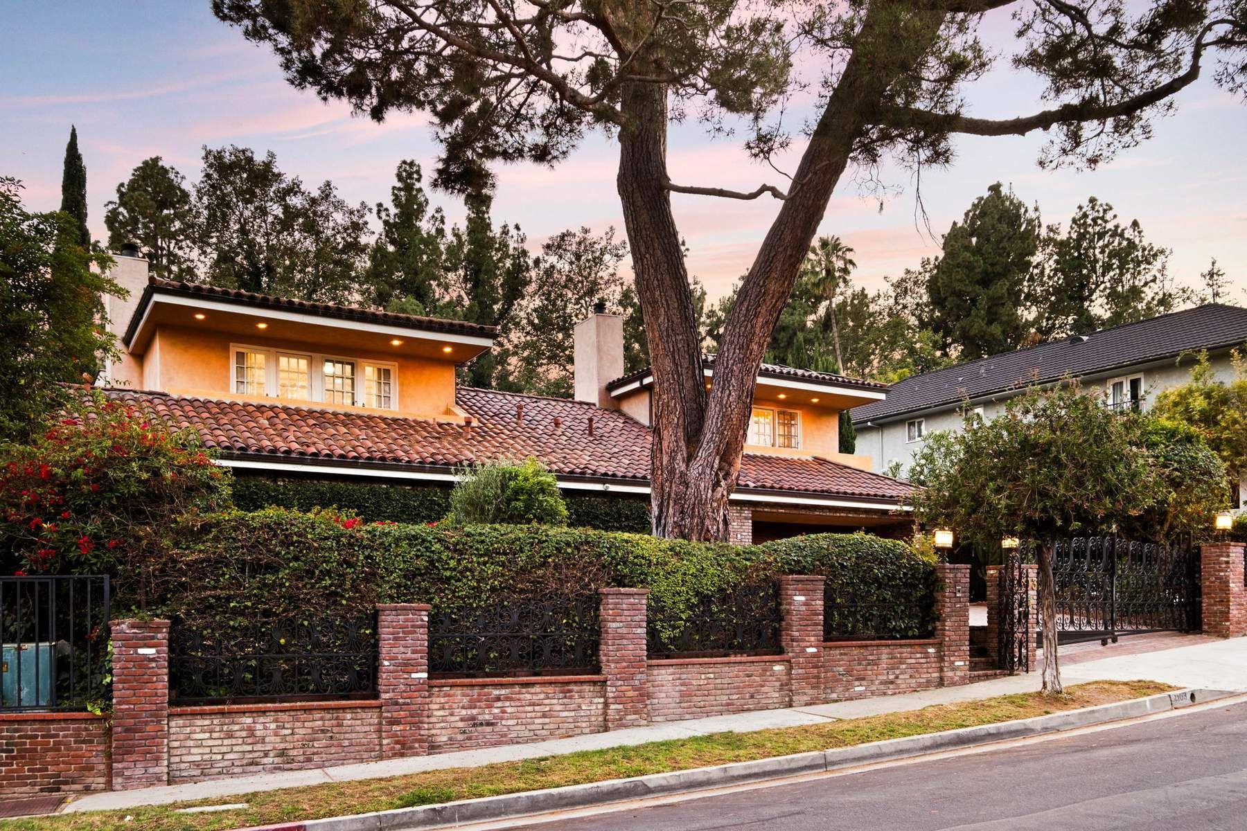  2103  N Hobart Blvd - 物件實景