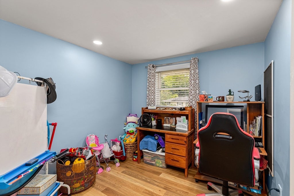 Holbrook, Massachusetts, 02343, United States, 3 Bedrooms Bedrooms, ,1 BathroomBathrooms,Residential,For Sale,1921162