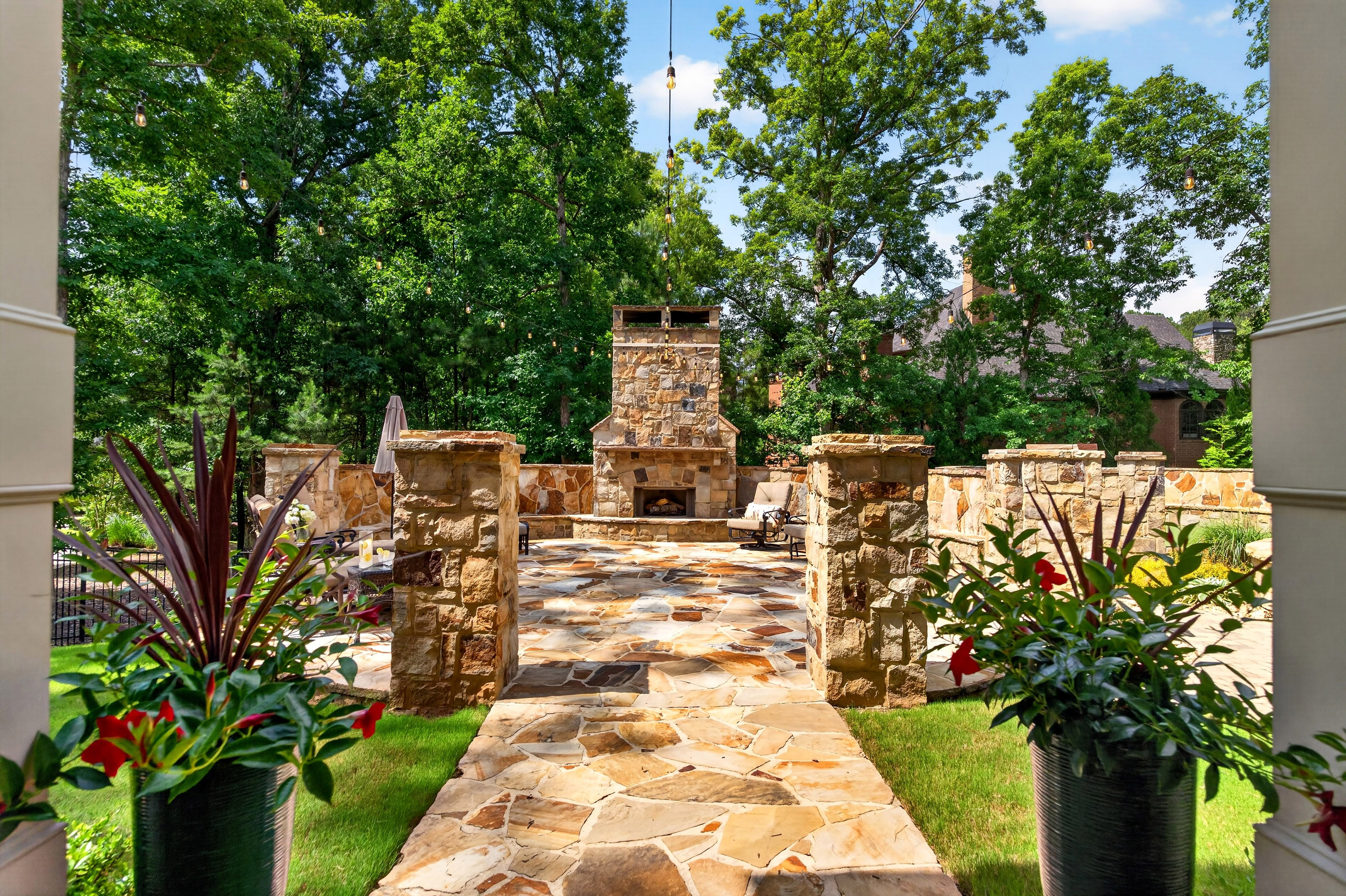 Experience Refined Estate Living in this Exceptional All-Brick and Stone Ranch - 物件實景