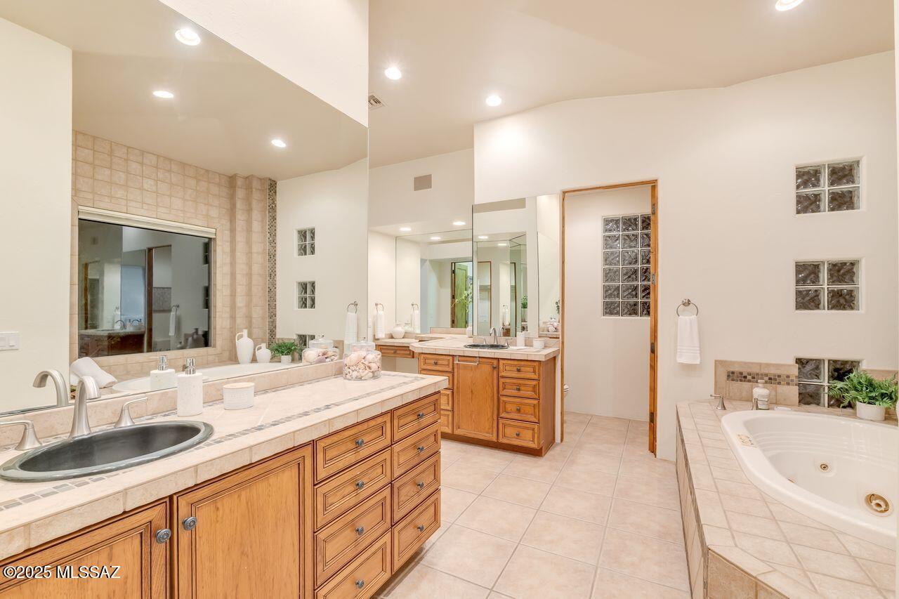 Tucson, Arizona, 85718, United States, 3 Bedrooms Bedrooms, ,4 BathroomsBathrooms,Residential,For Sale,1987862