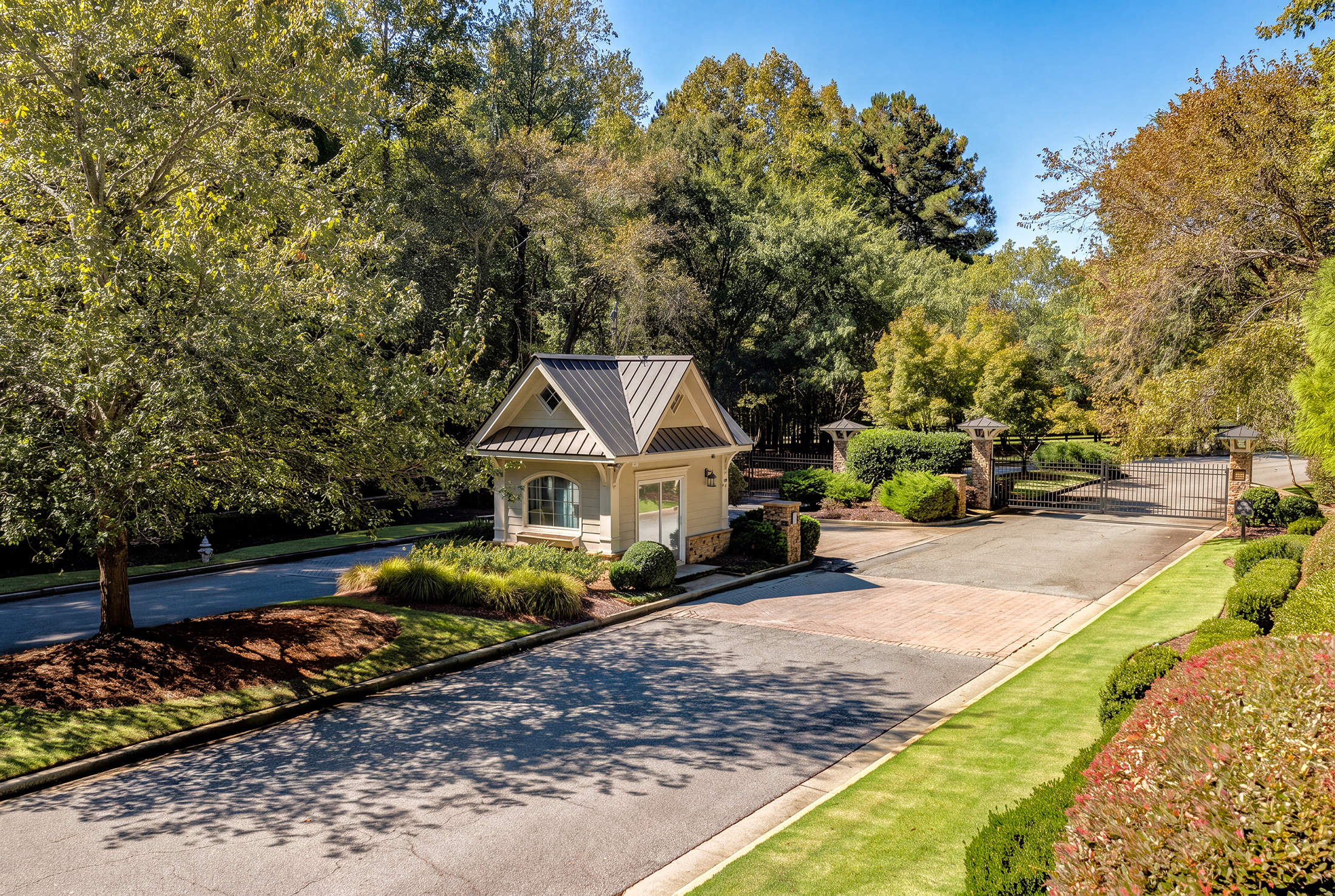  Located Within the Gated Greystone Farms Community in Milton - 物件實景