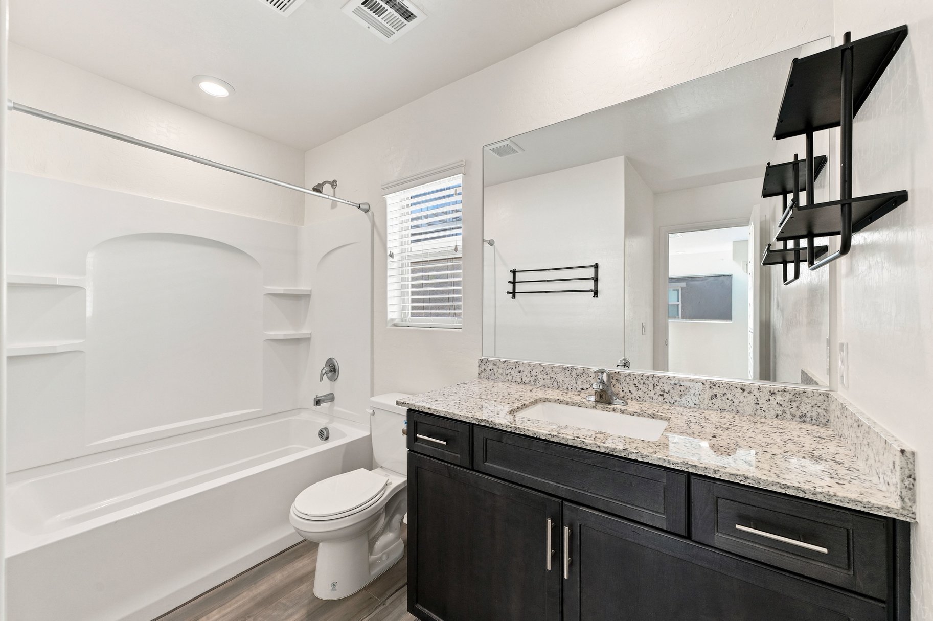  Move-In Ready Home with Great Investment Potential - 物件實景