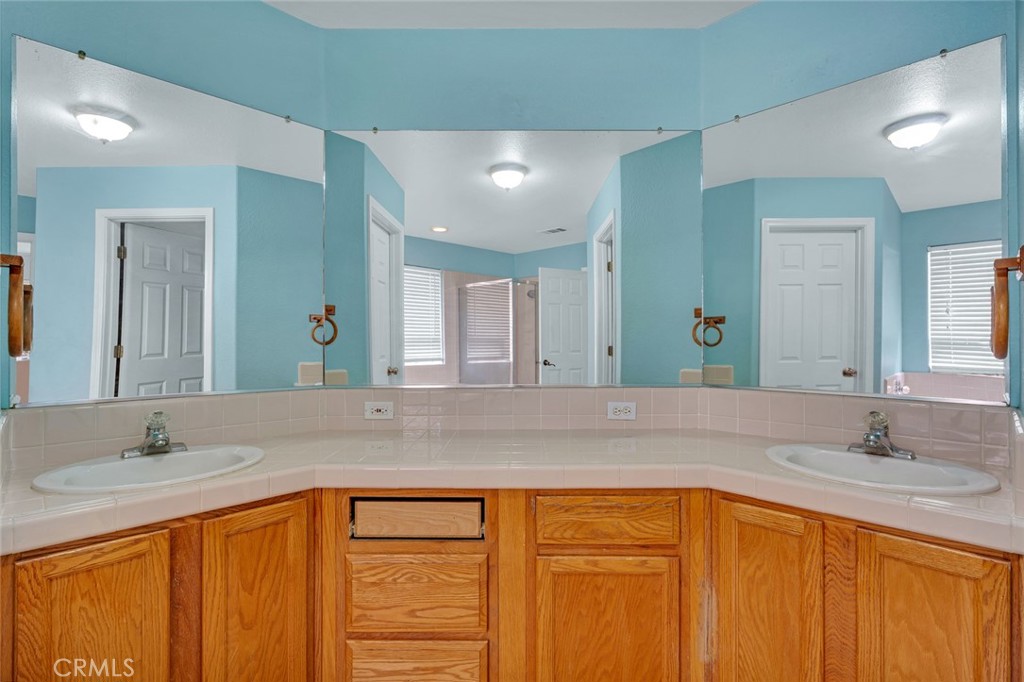 Los Banos, California, 93635, United States, 5 Bedrooms Bedrooms, ,3 BathroomsBathrooms,Residential,For Sale,1887917