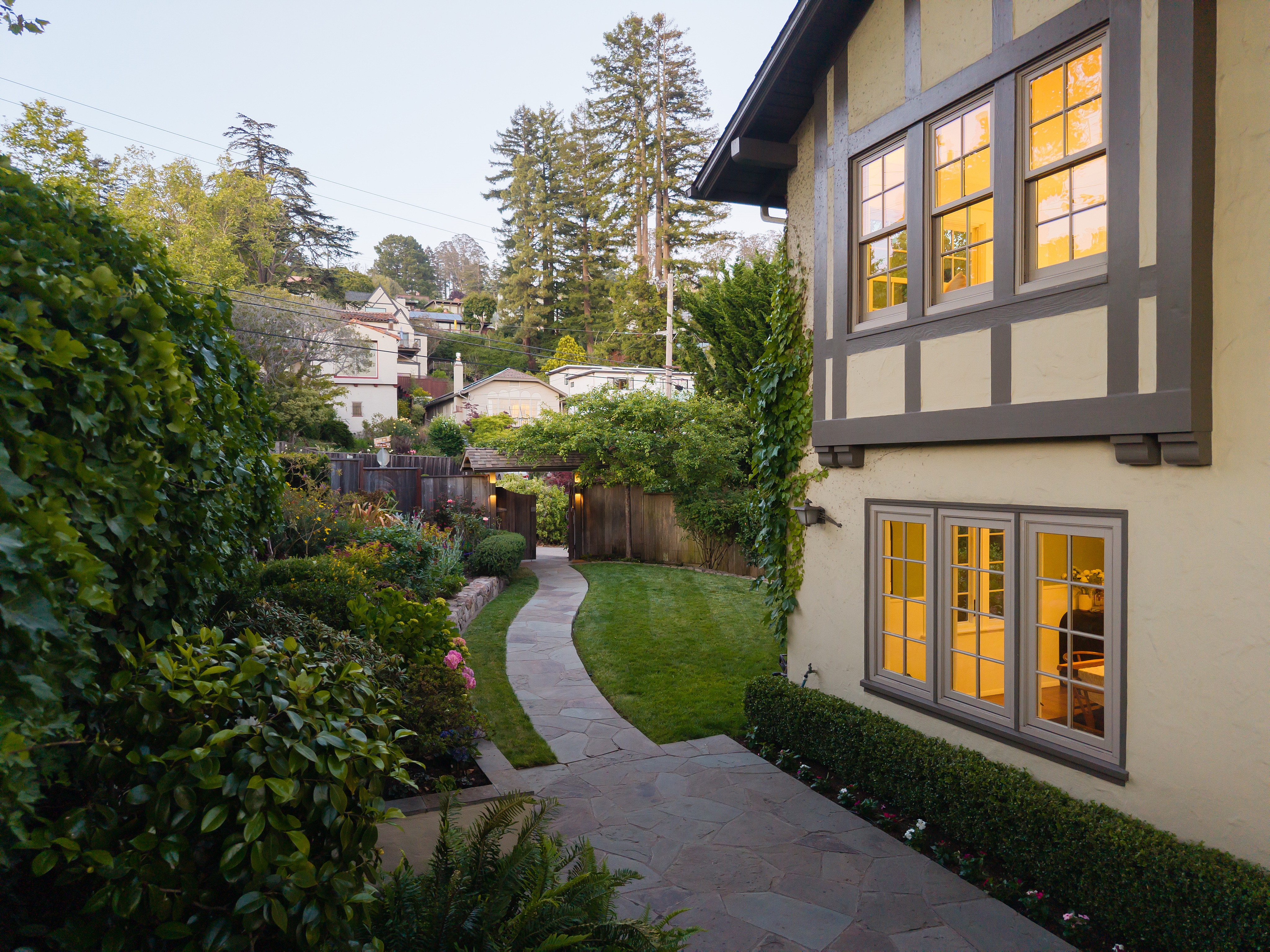  Timeless Berkeley Hills Gem with Spectacular Gardens and Bay Views - 物件實景