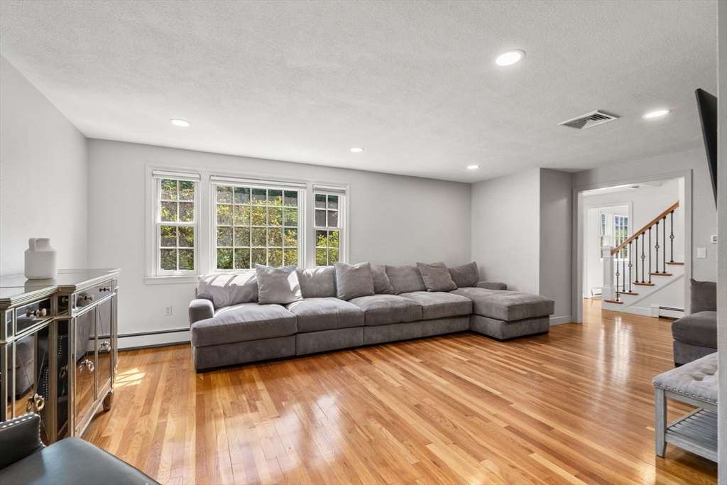 Framingham, Massachusetts, 01701, United States, 4 Bedrooms Bedrooms, ,3 BathroomsBathrooms,Residential,For Sale,1837542