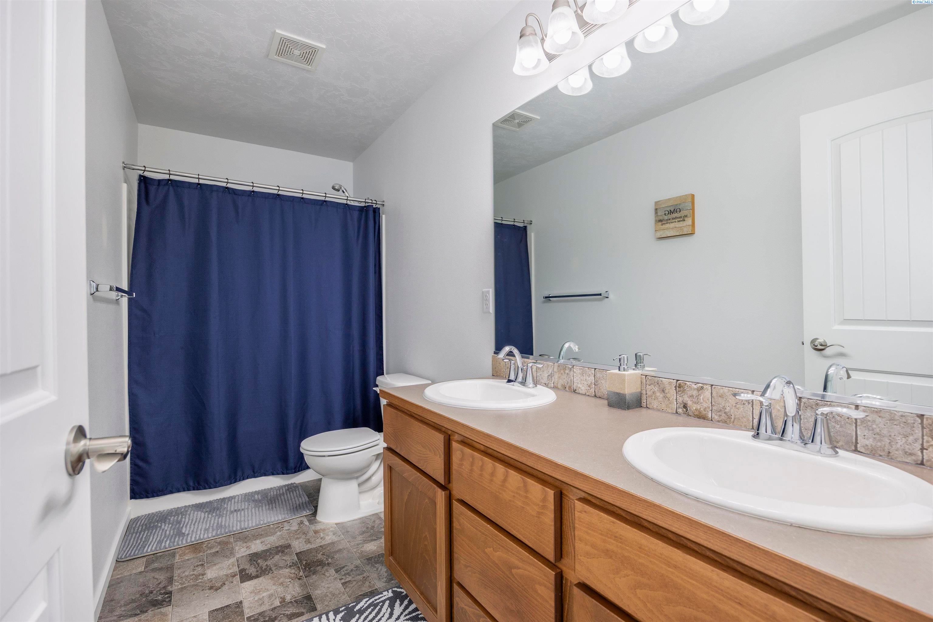 Pasco, Washington, 99301, United States, 4 Bedrooms Bedrooms, ,3 BathroomsBathrooms,Residential,For Sale,1974657