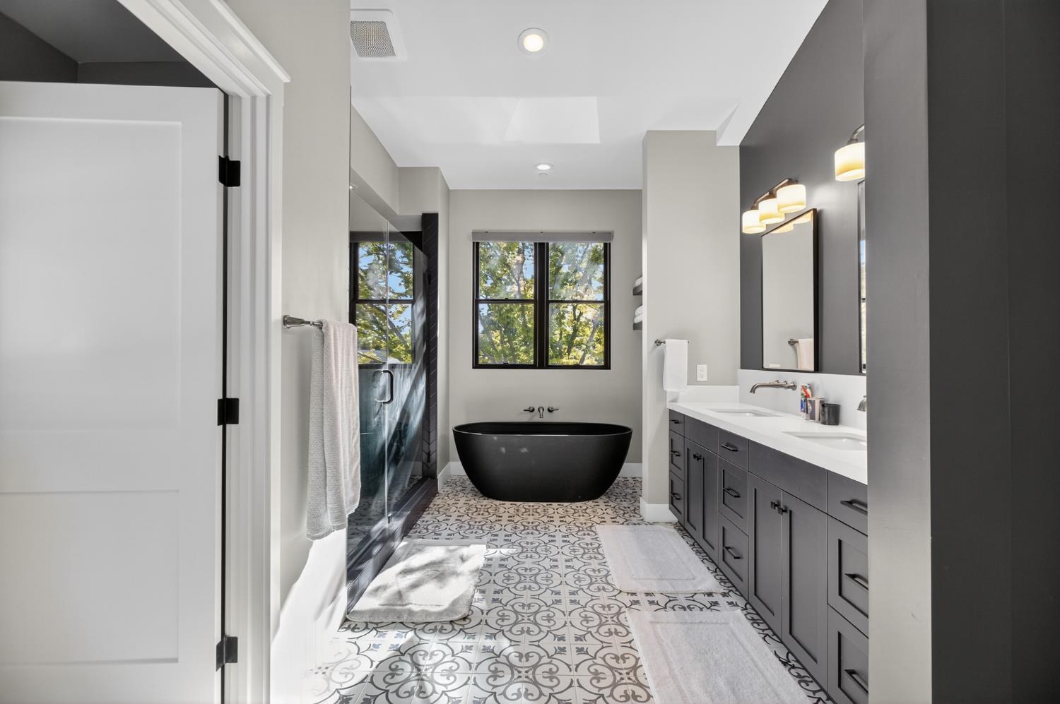 Sacramento, California, 95816, United States, 3 Bedrooms Bedrooms, ,5 BathroomsBathrooms,Residential,For Sale,1978117