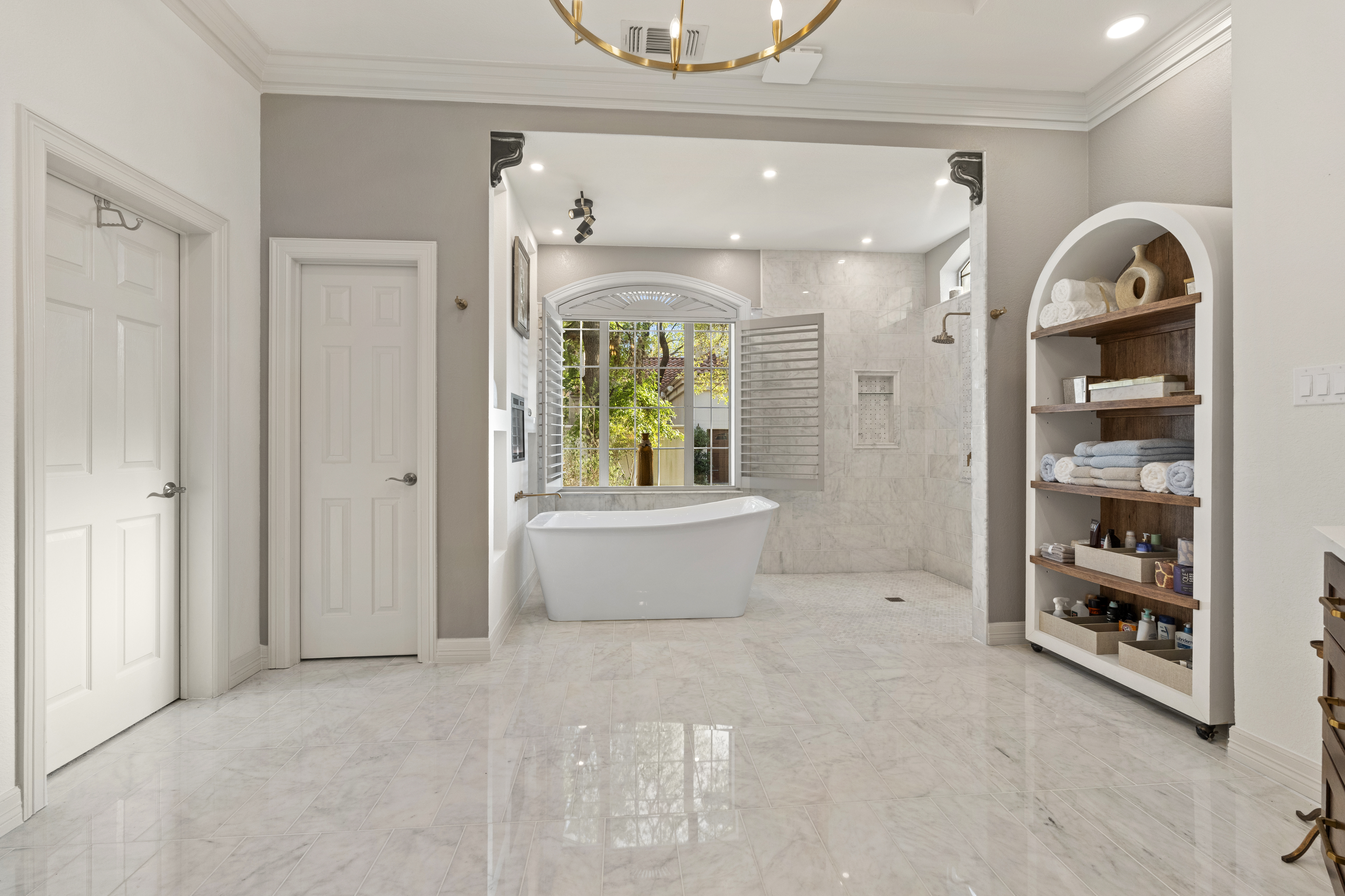  Updated Home with Captivating Interior Features - 物件實景