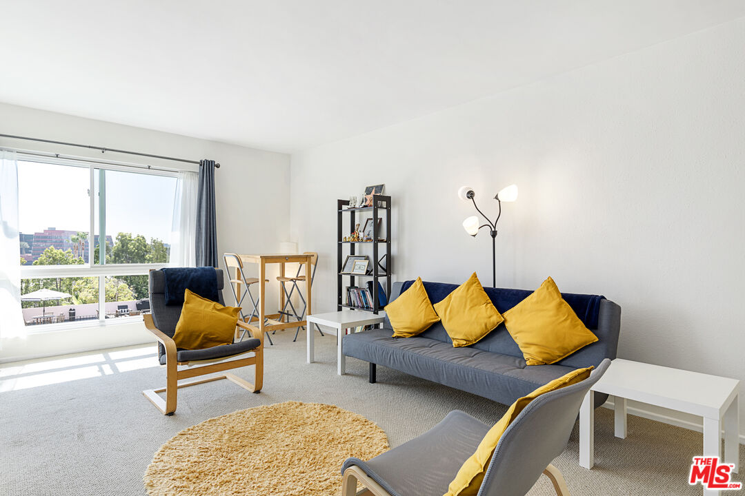 West Hollywood, California, 90069, United States, 1 Bedroom Bedrooms, ,1 BathroomBathrooms,Residential,For Sale,1987979