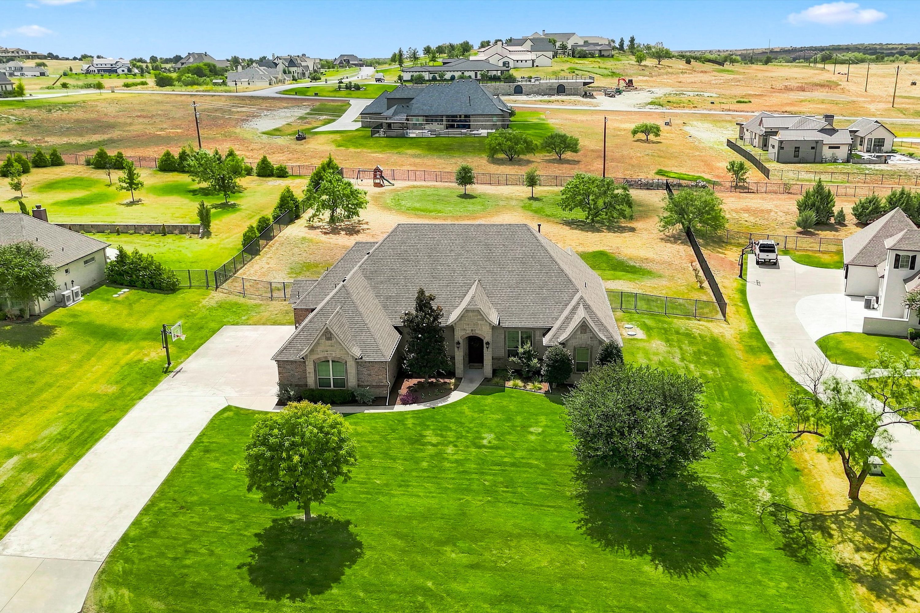  Timeless Style, Thoughtful Updates & One Acre to Enjoy - 物件實景