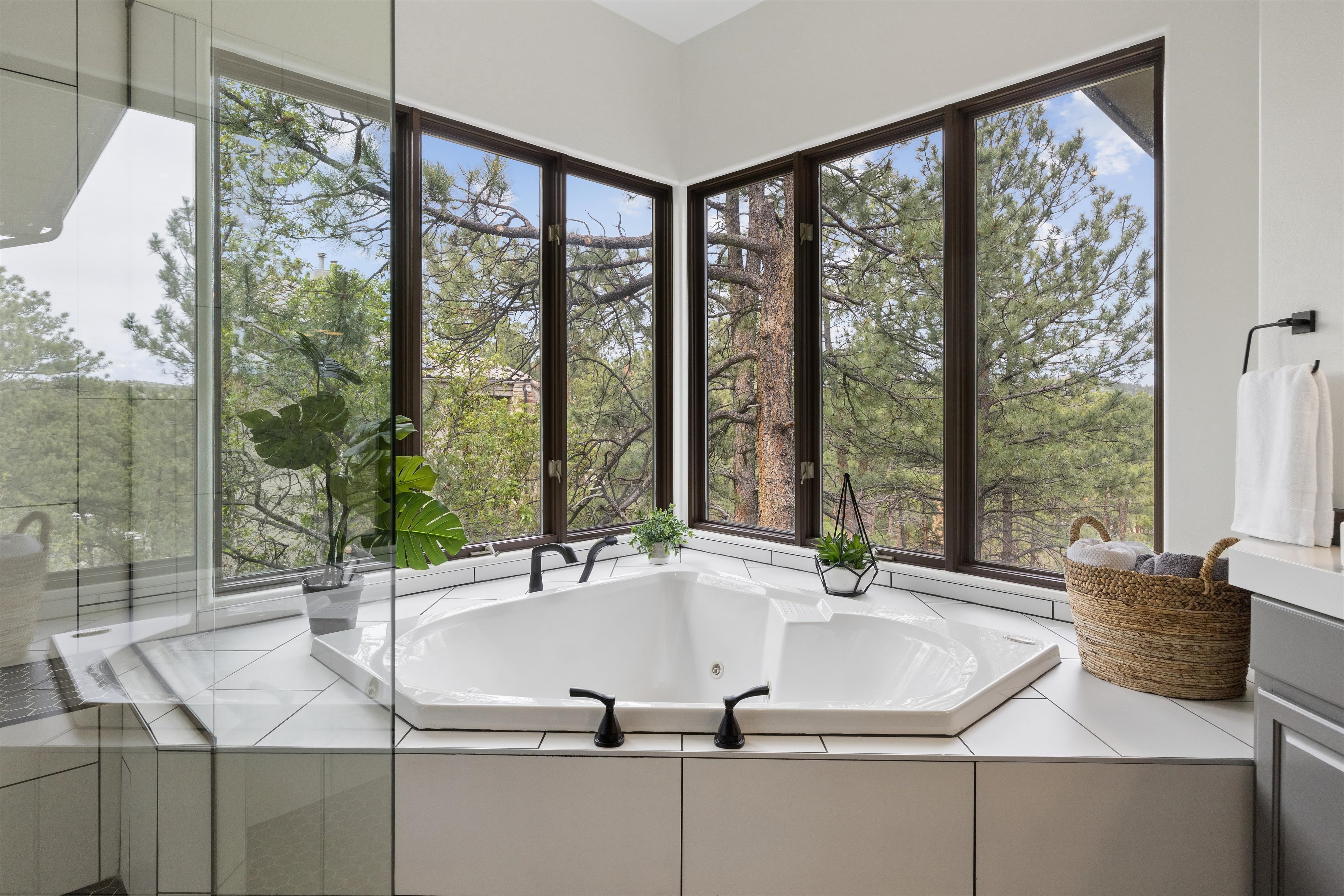  Remodeled 4 Bed 6 Bath Residence Offering Mountain, Sunset Views & Privacy - 物件實景