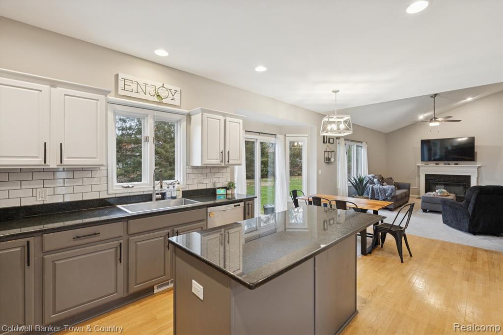 Highland, Michigan, 48357, United States, 4 Bedrooms Bedrooms, ,4 BathroomsBathrooms,Residential,For Sale,2003066