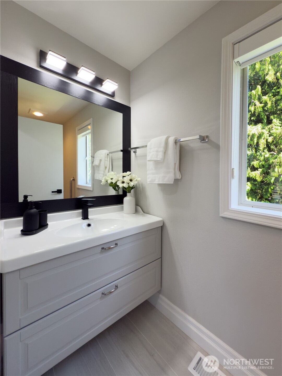 Everett, Washington, 98203, United States, 4 Bedrooms Bedrooms, ,4 BathroomsBathrooms,Residential,For Sale,1841761