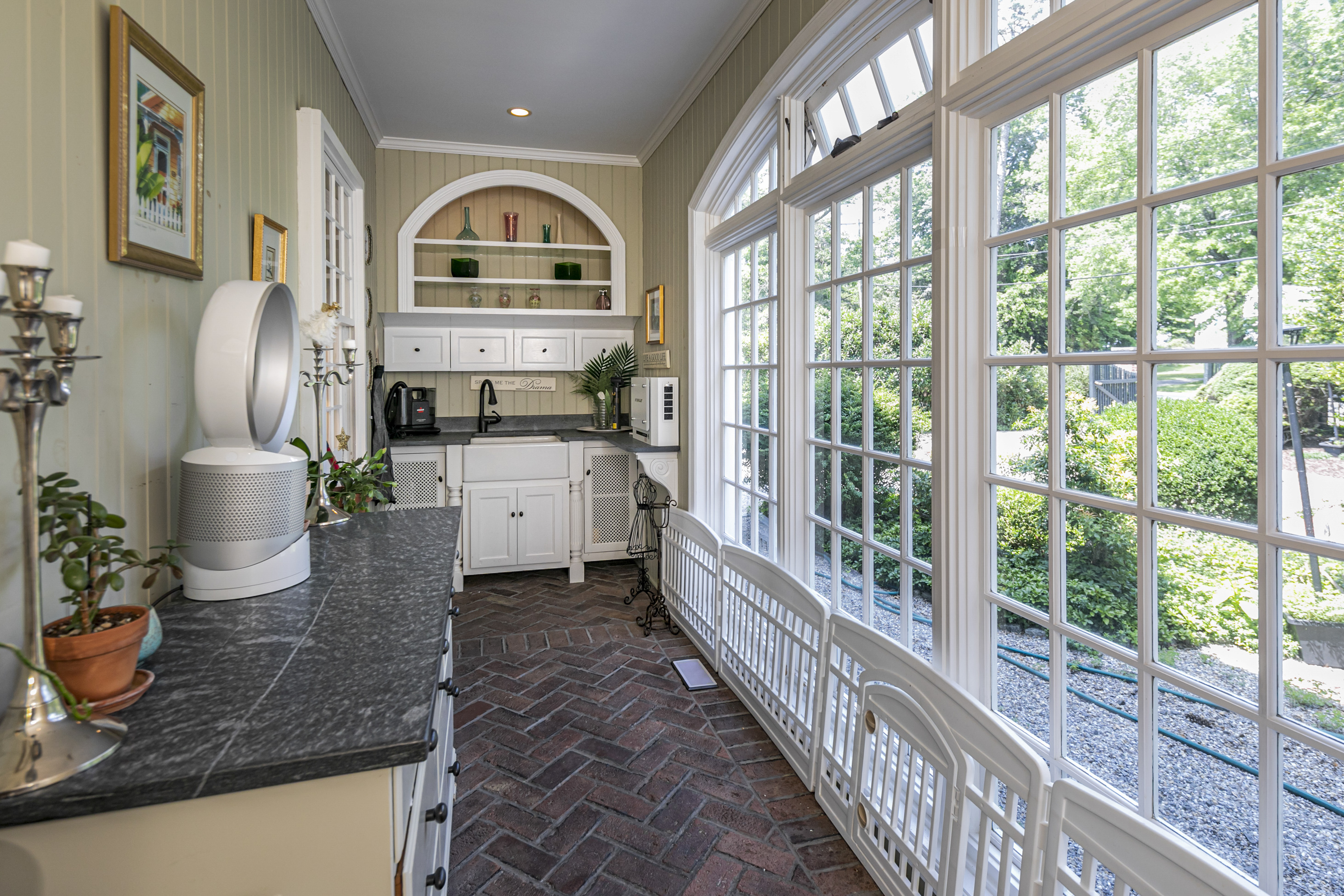  a gated western section home where  european gardens meet storybook style - 物件實景