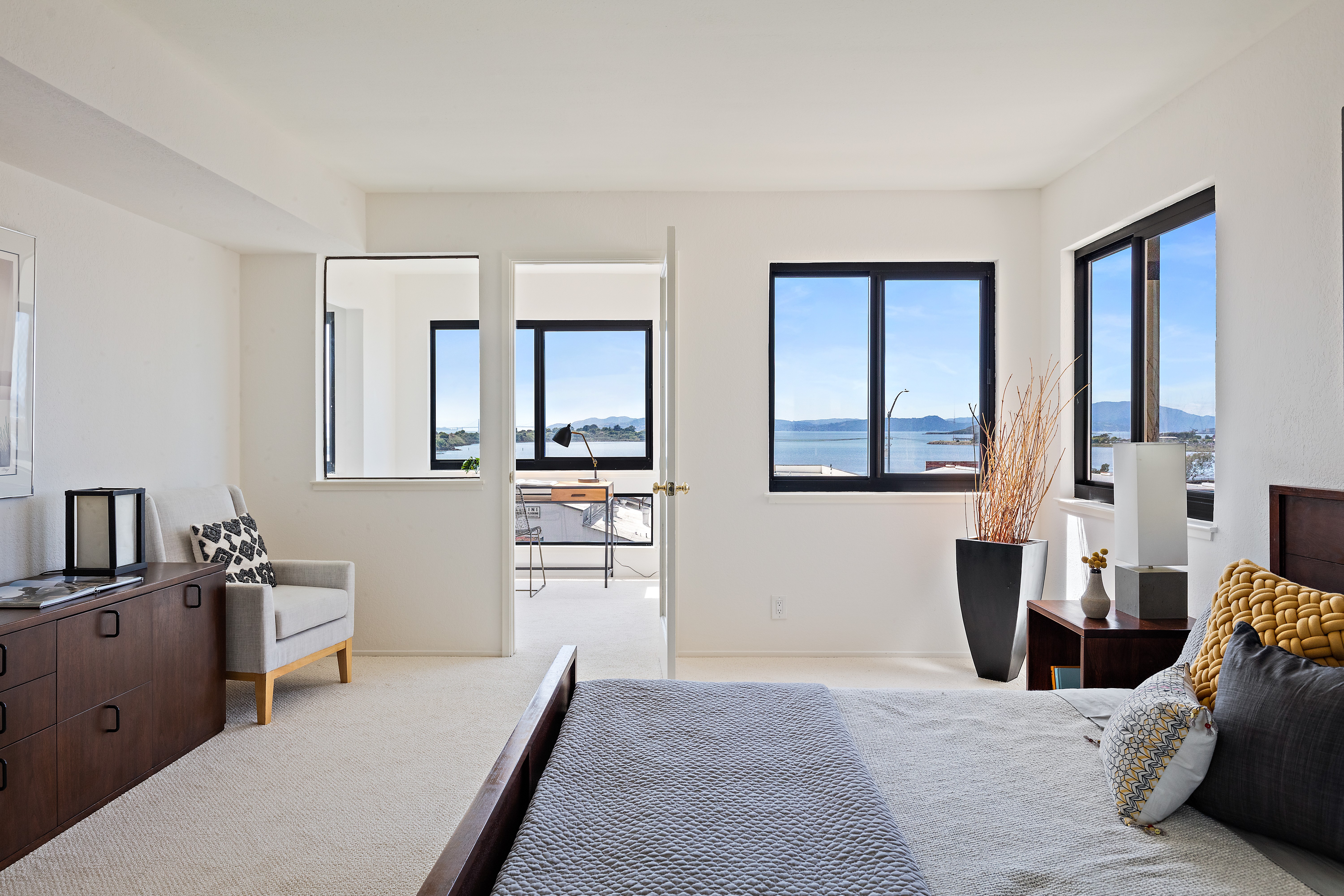  Above It All: Top-Floor Condominium with Sweeping Bay Views - 物件實景