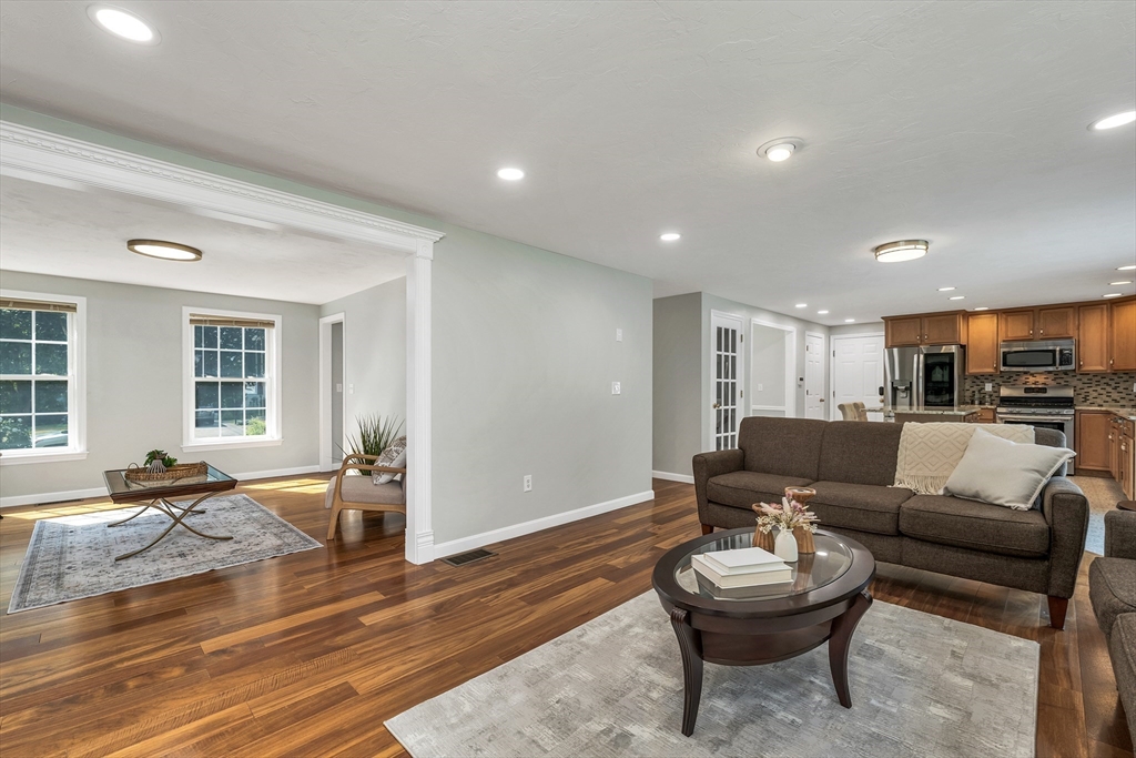 Nashua, New Hampshire, 03062, United States, 4 Bedrooms Bedrooms, ,4 BathroomsBathrooms,Residential,For Sale,1917285