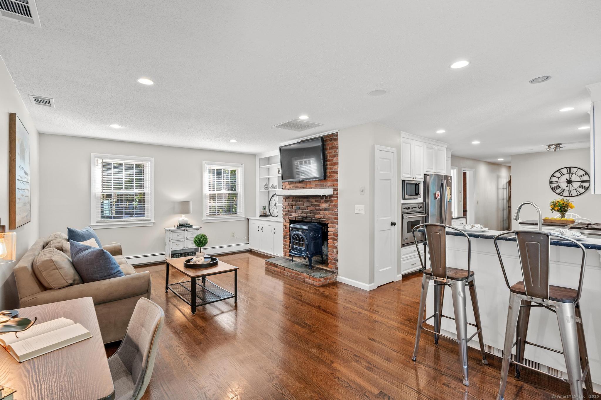 Simsbury, Connecticut, 06092, United States, 4 Bedrooms Bedrooms, ,3 BathroomsBathrooms,Residential,For Sale,1940650