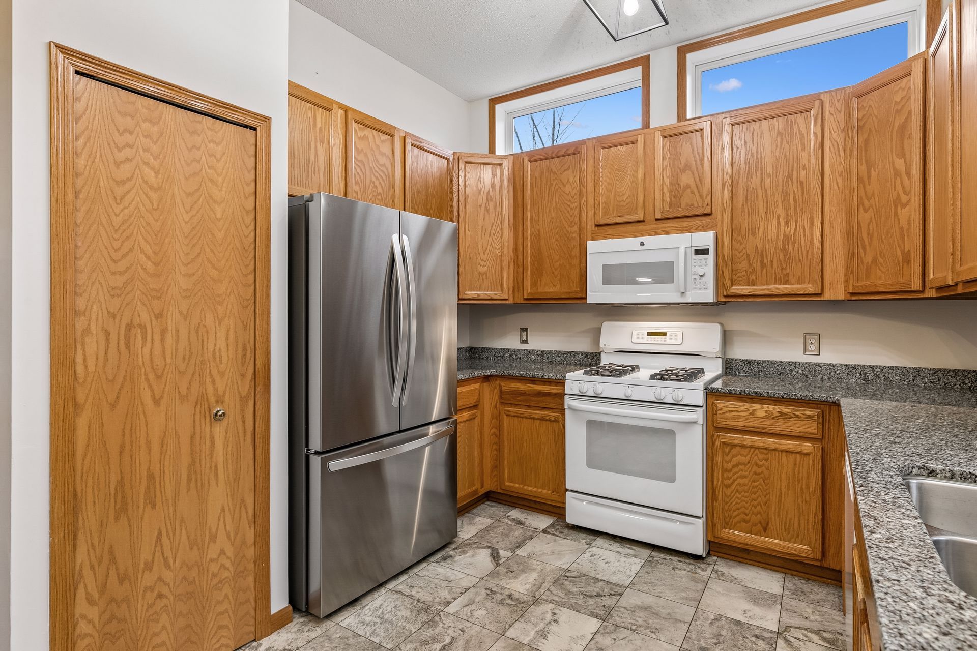  Cul-de-Sac Living with Over an Acre of Land - 物件實景