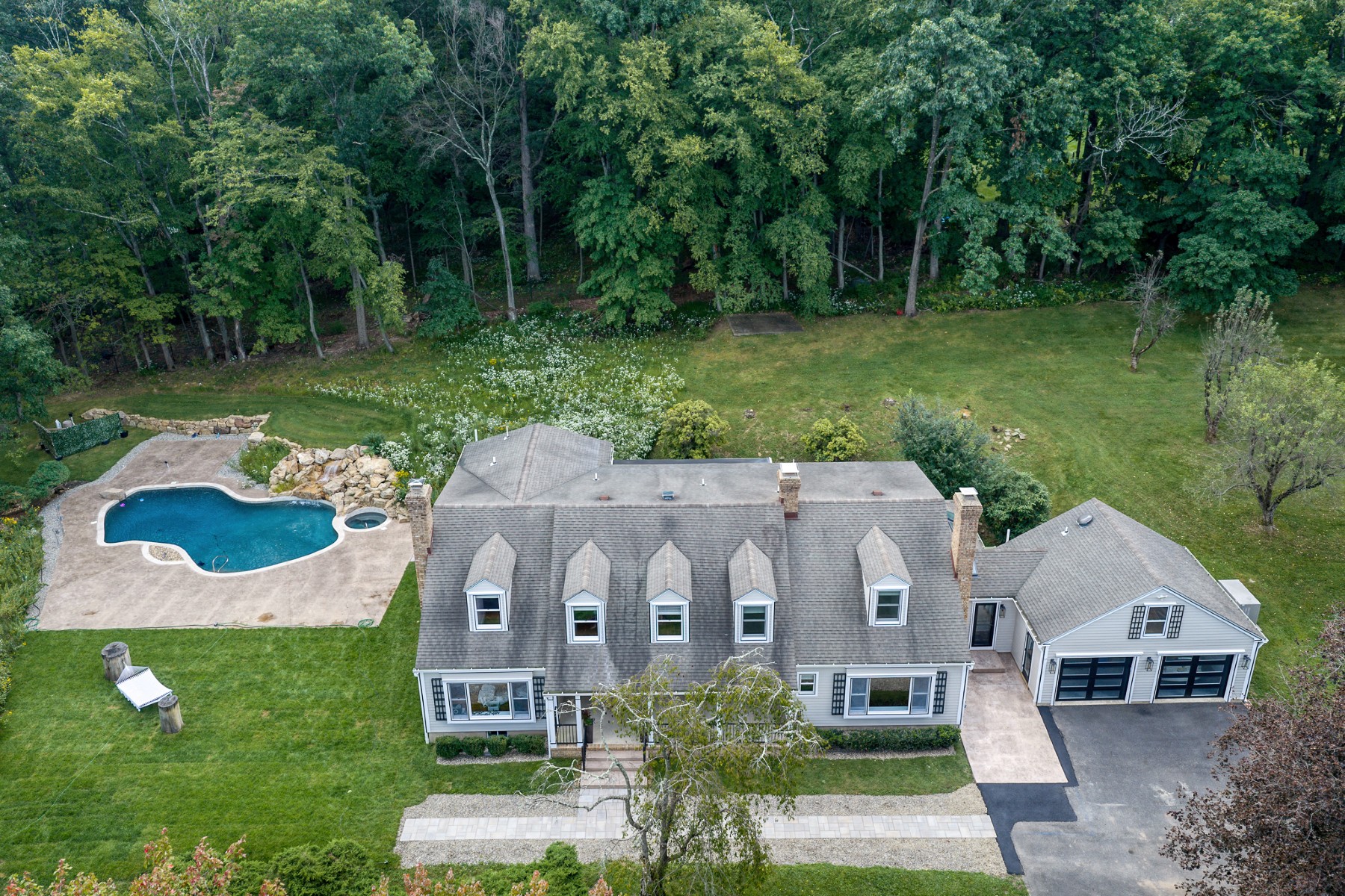  Updated Custom Colonial Home Brings Private Natural Setting Into Daily Life - 物件實景