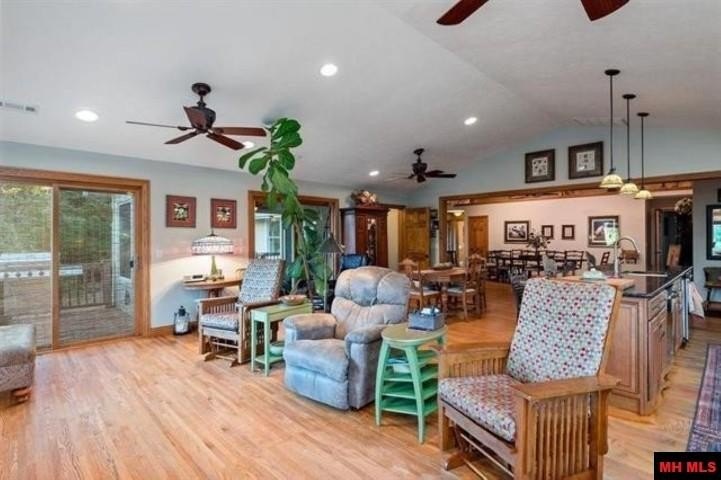 Mountain Home, Arkansas, 72653, United States, 5 Bedrooms Bedrooms, ,4 BathroomsBathrooms,Residential,For Sale,2031508
