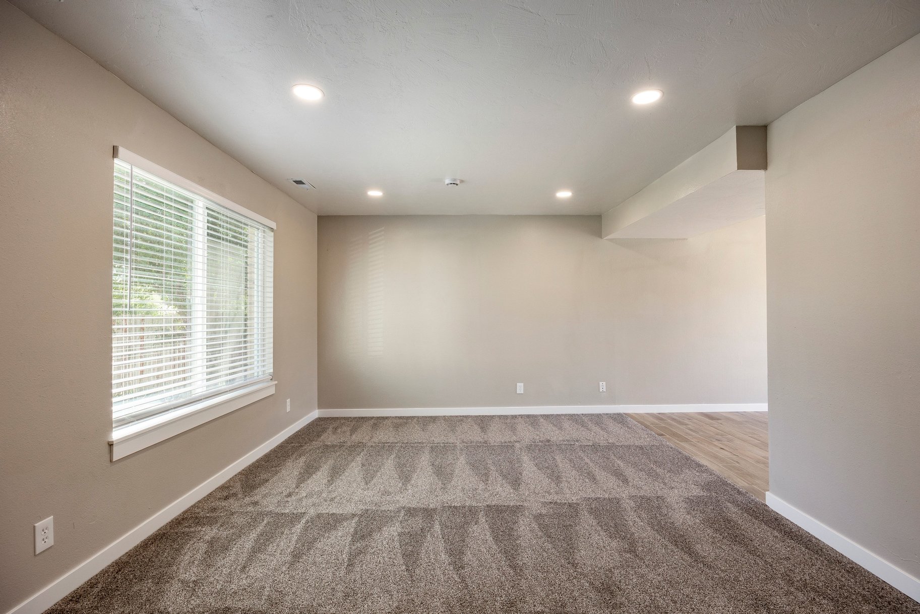  Turnkey Duplex Opportunity with Long-Term Tenant in Place - 物件實景