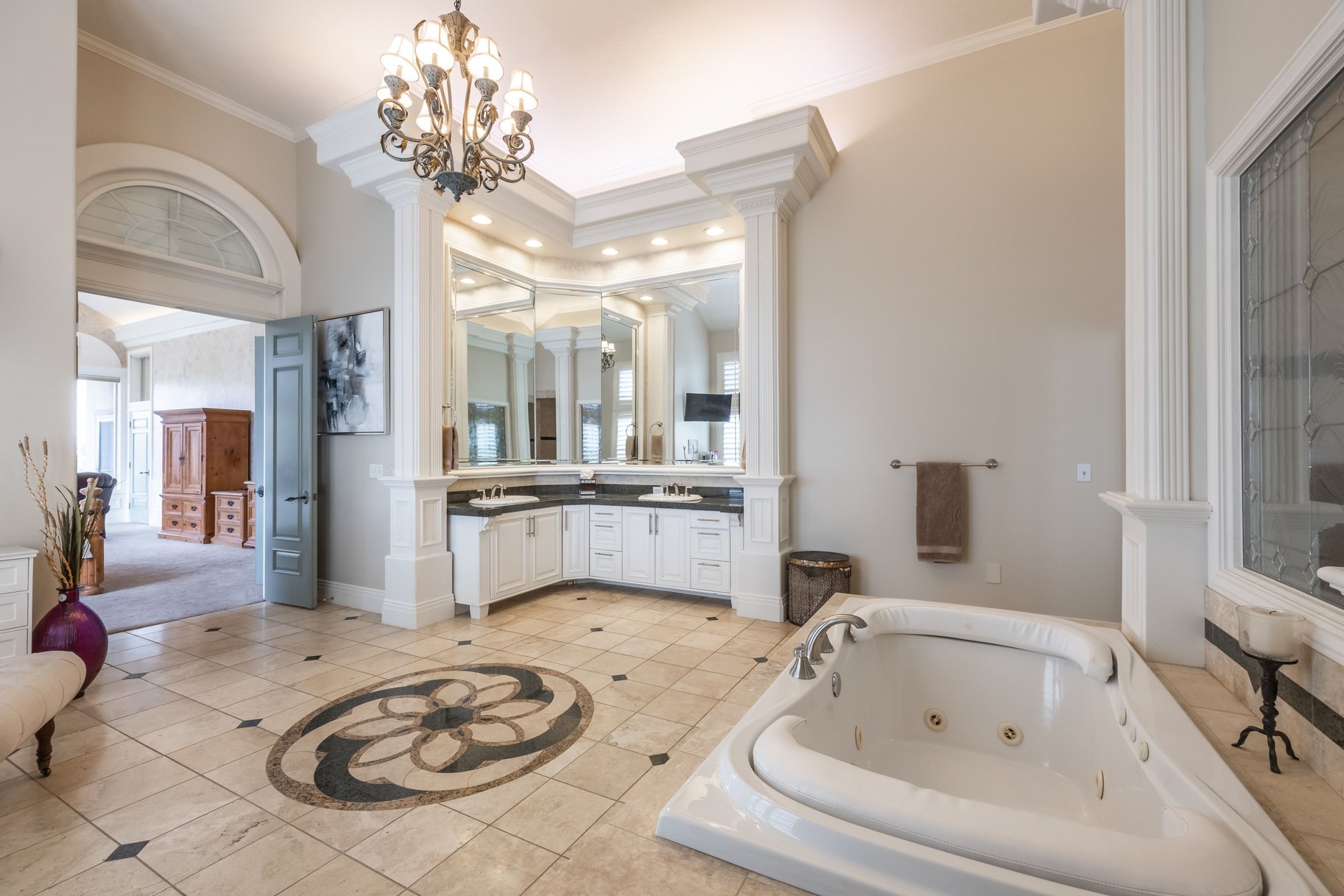  Stately Gated-Community Estate on Nearly Half an Acre: Vaulted Ceilings, Valley - 物件實景