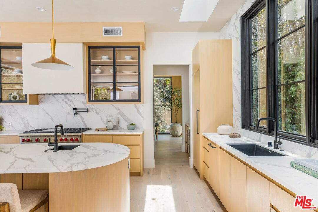 Los Angeles, California, 90049, United States, 5 Bedrooms Bedrooms, ,3 BathroomsBathrooms,Residential,For Sale,1839044
