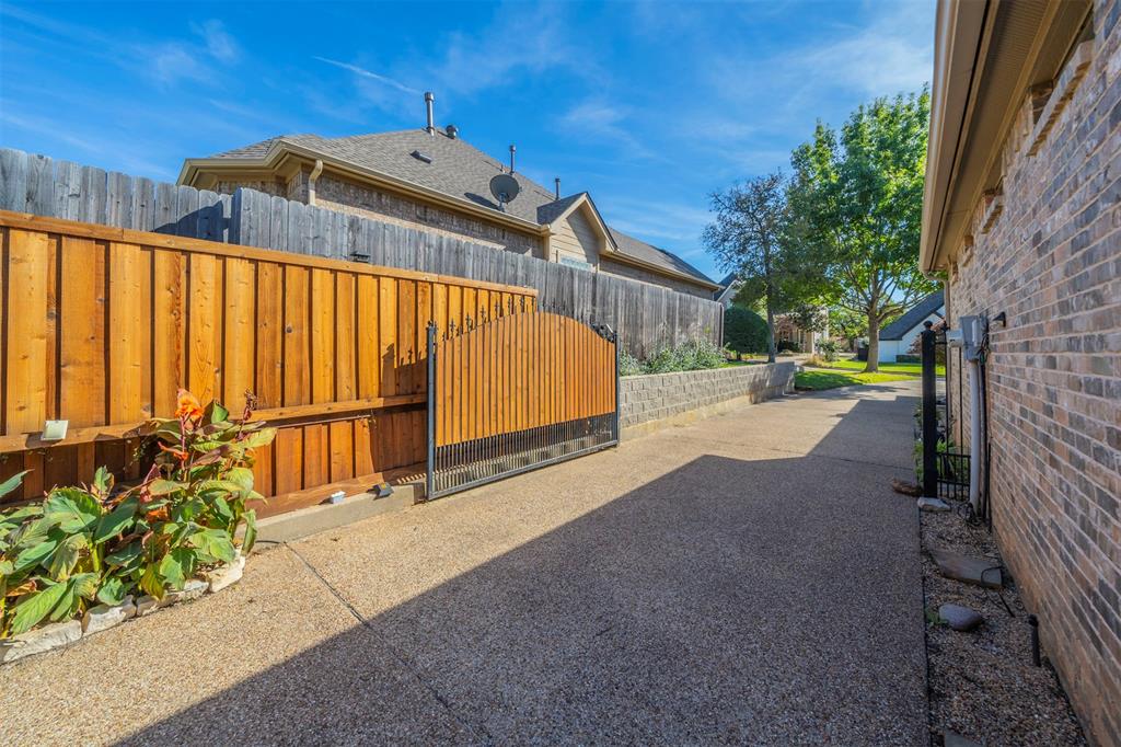 Arlington, Texas, 76017, United States, 4 Bedrooms Bedrooms, ,5 BathroomsBathrooms,Residential,For Sale,1982426