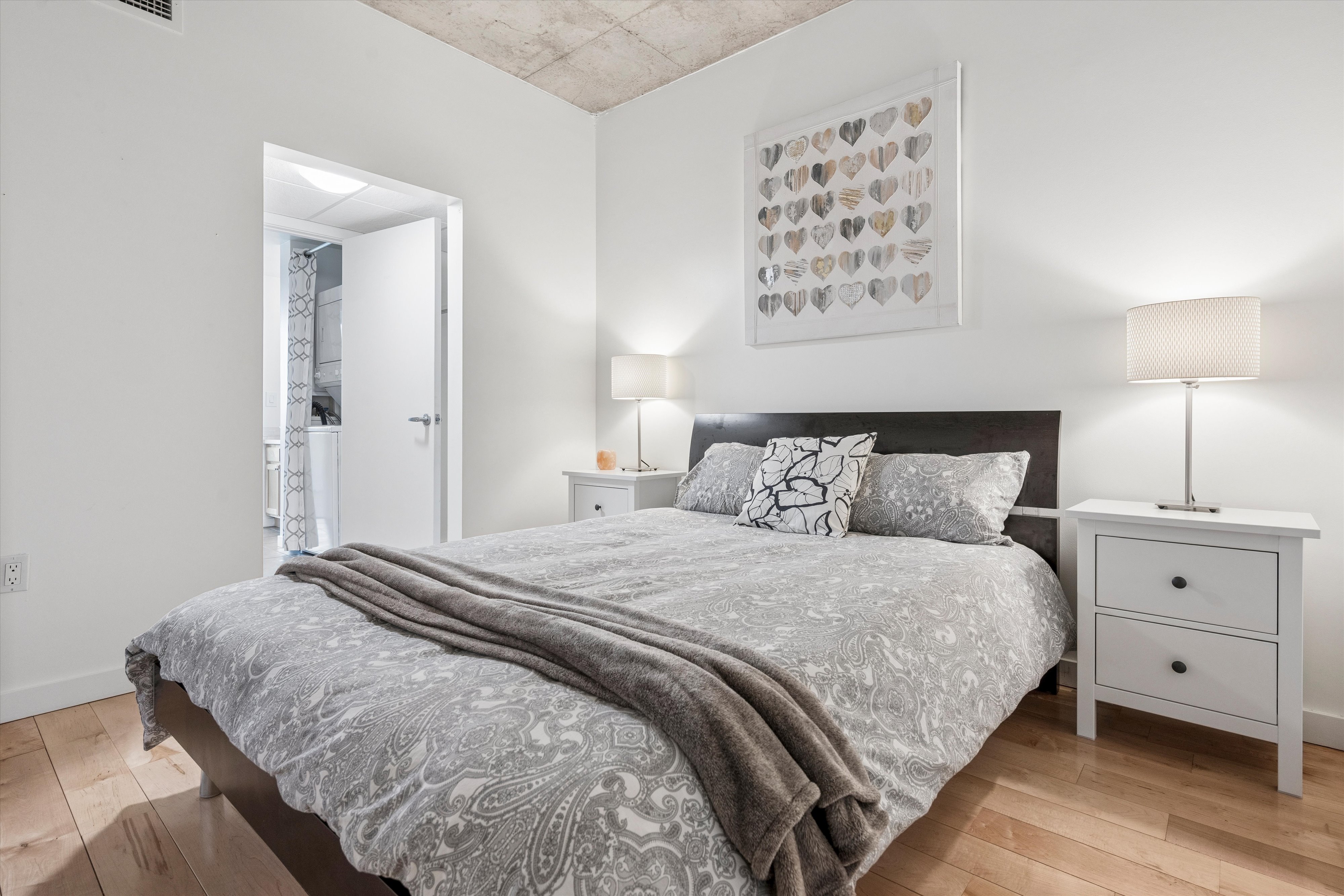 This beautifully updated residence welcomes you with stunning natural light - 物件實景
