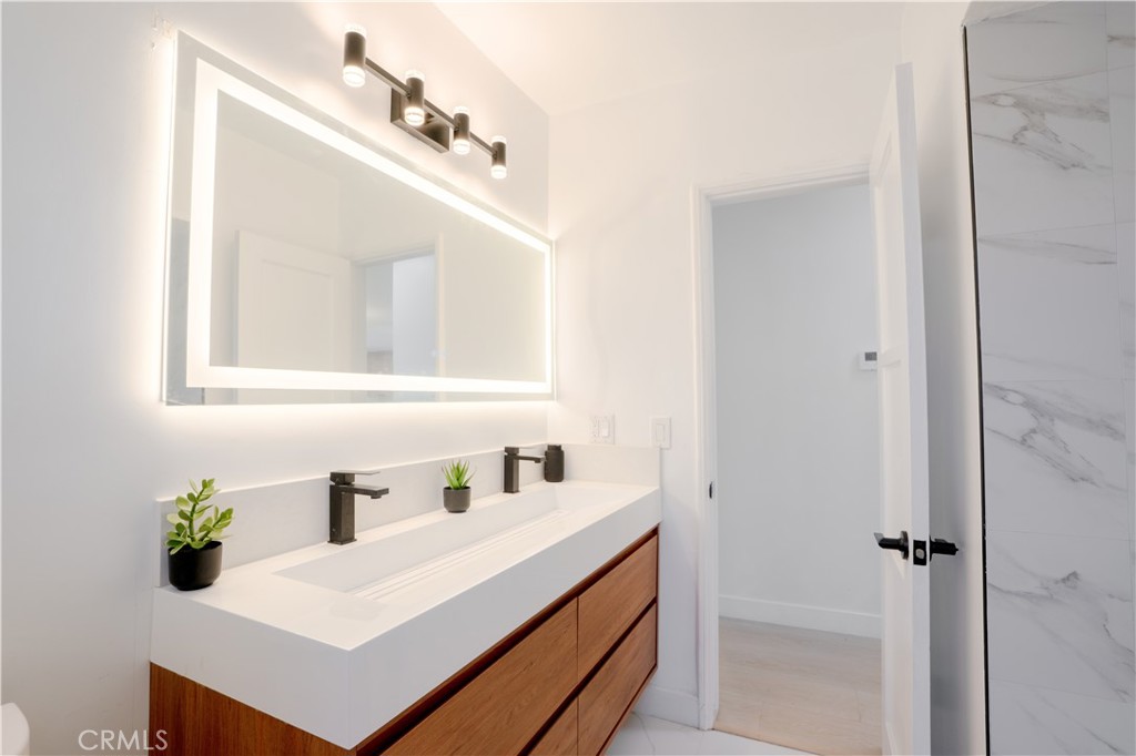 Inglewood, California, 90305, United States, 3 Bedrooms Bedrooms, ,2 BathroomsBathrooms,Residential,For Sale,1925175
