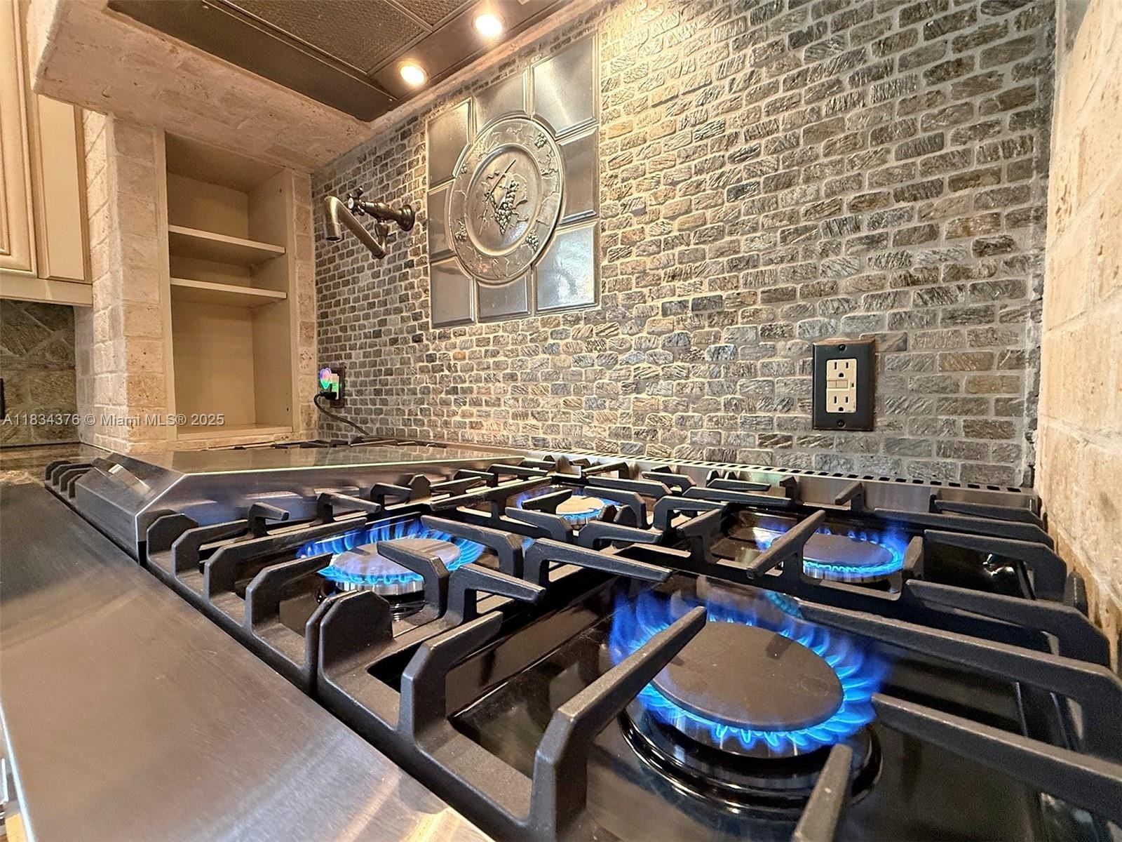 Coral Gables, Florida, 33134, United States, 2 Bedrooms Bedrooms, ,2 BathroomsBathrooms,Residential,For Sale,1989880