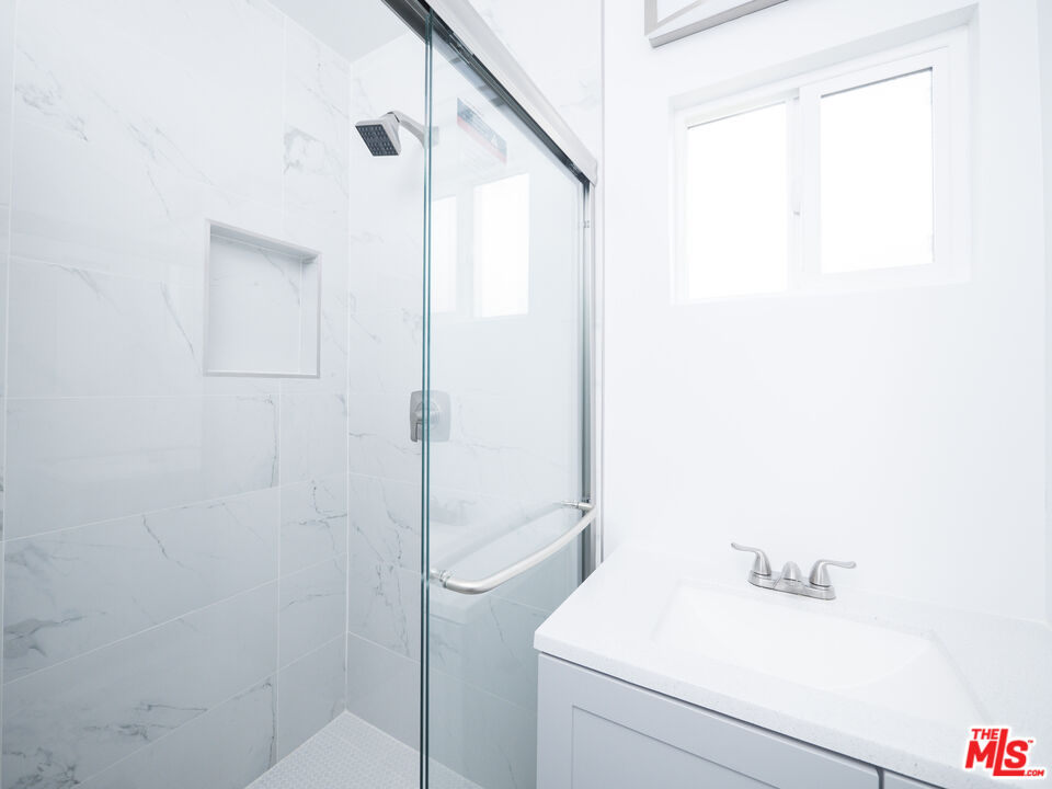 Los Angeles, California, 90066, United States, 4 Bedrooms Bedrooms, ,Residential,For Sale,1991946