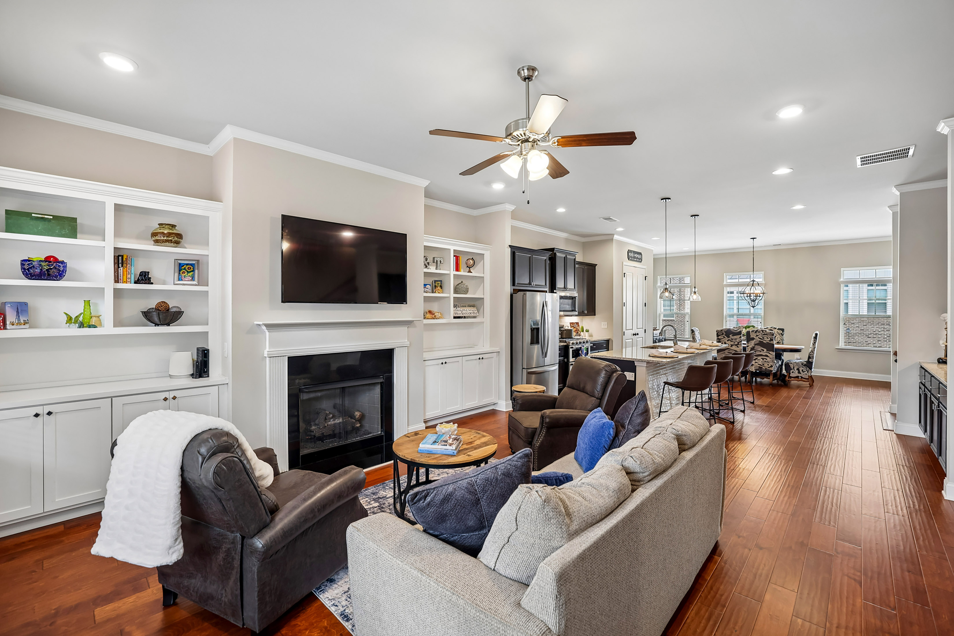  Modern Elegance in Beautifully Designed Townhome - 物件實景