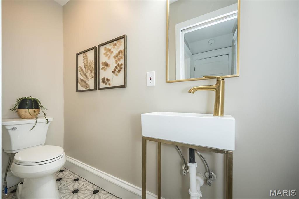 St Louis, Missouri, 63105, United States, 4 Bedrooms Bedrooms, ,4 BathroomsBathrooms,Residential,For Sale,1901233