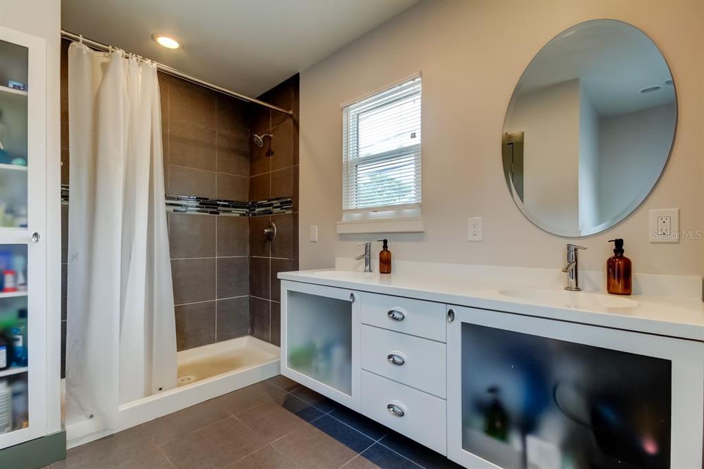 St Petersburg, Florida, 33701, United States, 3 Bedrooms Bedrooms, ,4 BathroomsBathrooms,Residential,For Sale,1895671