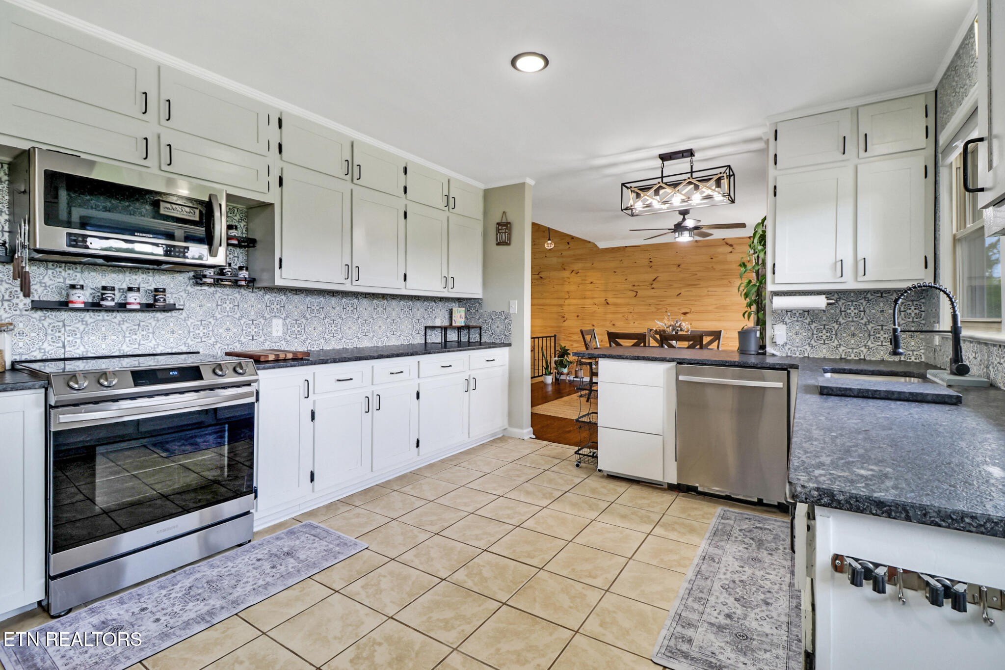 Crossville, Tennessee, 38571, United States, 5 Bedrooms Bedrooms, ,3 BathroomsBathrooms,Residential,For Sale,1986080