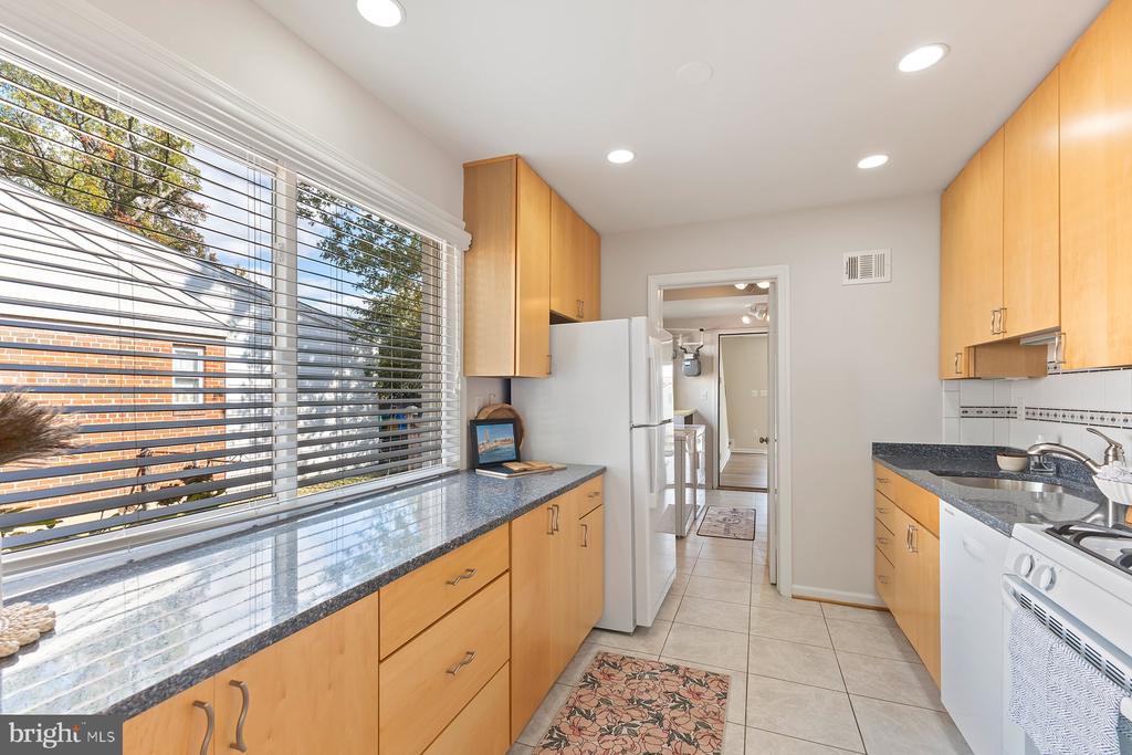 Takoma Park, Maryland, 20912, United States, 2 Bedrooms Bedrooms, ,2 BathroomsBathrooms,Residential,For Sale,1974718