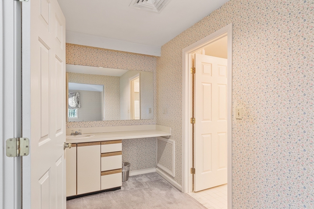 Worcester, Massachusetts, 01609, United States, 3 Bedrooms Bedrooms, ,4 BathroomsBathrooms,Residential,For Sale,1987815